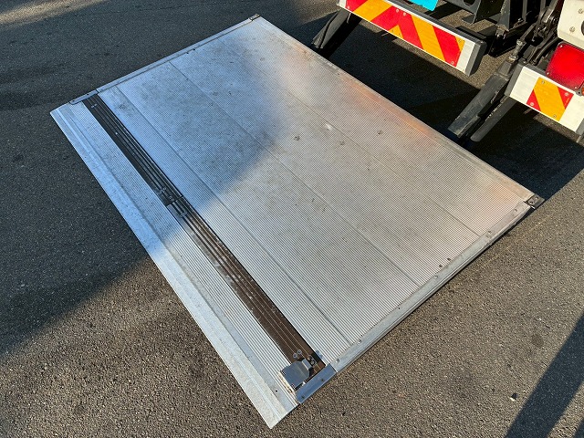 パネルバンセミワイドベッドレス日本フルハーフラッシング|中古トラックの販売・買取・査定のアイナビ