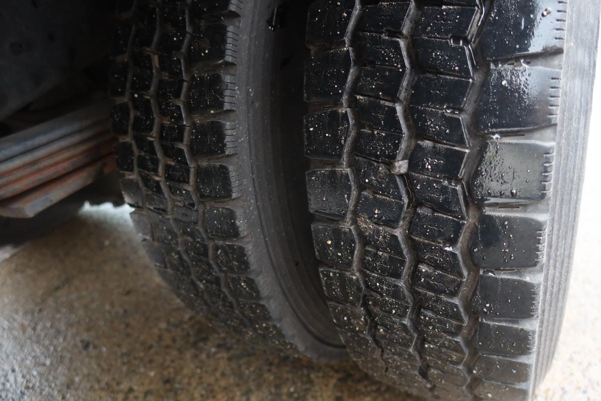 標準ロング 4段クレーンラジコン付き 積載3000kg 2.9t吊り|中古トラックの販売・買取・査定のアイナビ