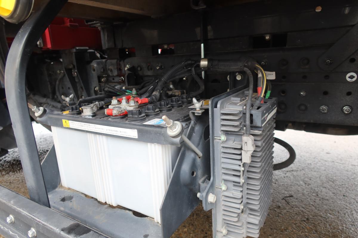 標準ロング 4段クレーンラジコン付き 積載3000kg 2.9t吊り|中古トラックの販売・買取・査定のアイナビ