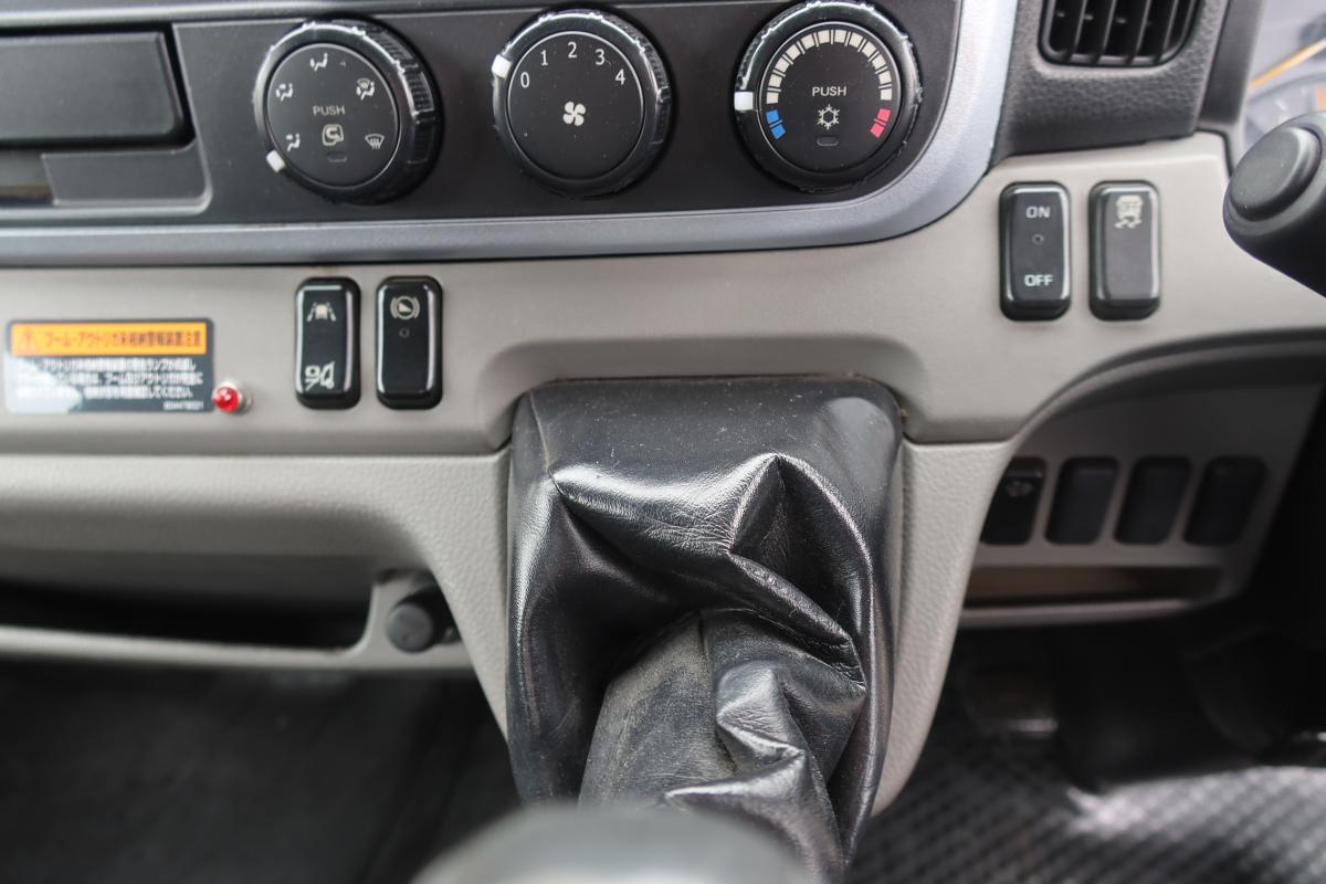 標準ロング 4段クレーンラジコン付き 積載3000kg 2.9t吊り|中古トラックの販売・買取・査定のアイナビ