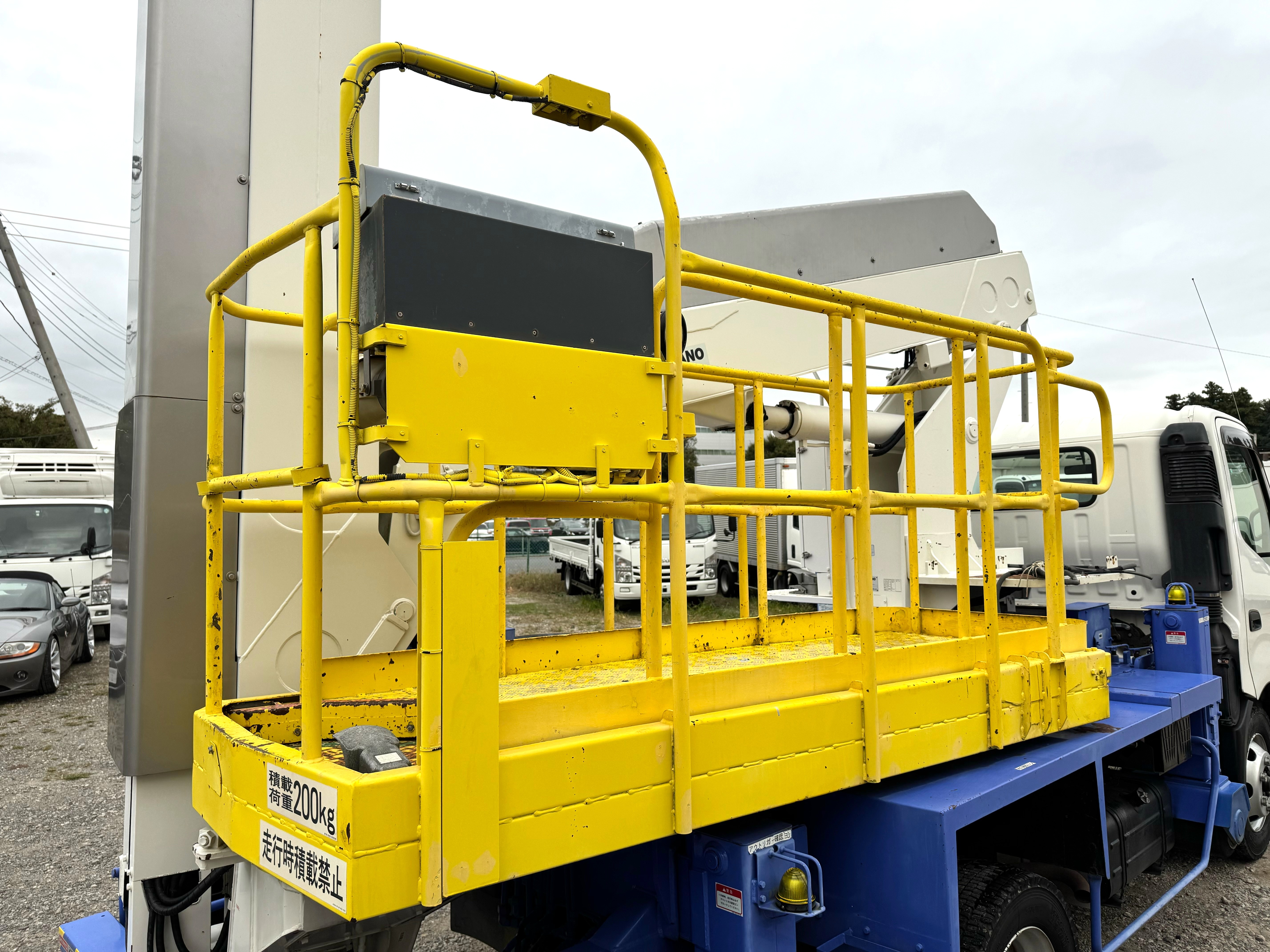 日野　デュトロ　橋梁点検車　アワメーター861h　6MT　ワイド　セミロング　高所作業車　ブリッジチェッカー|中古トラックの販売・買取・査定のアイナビ