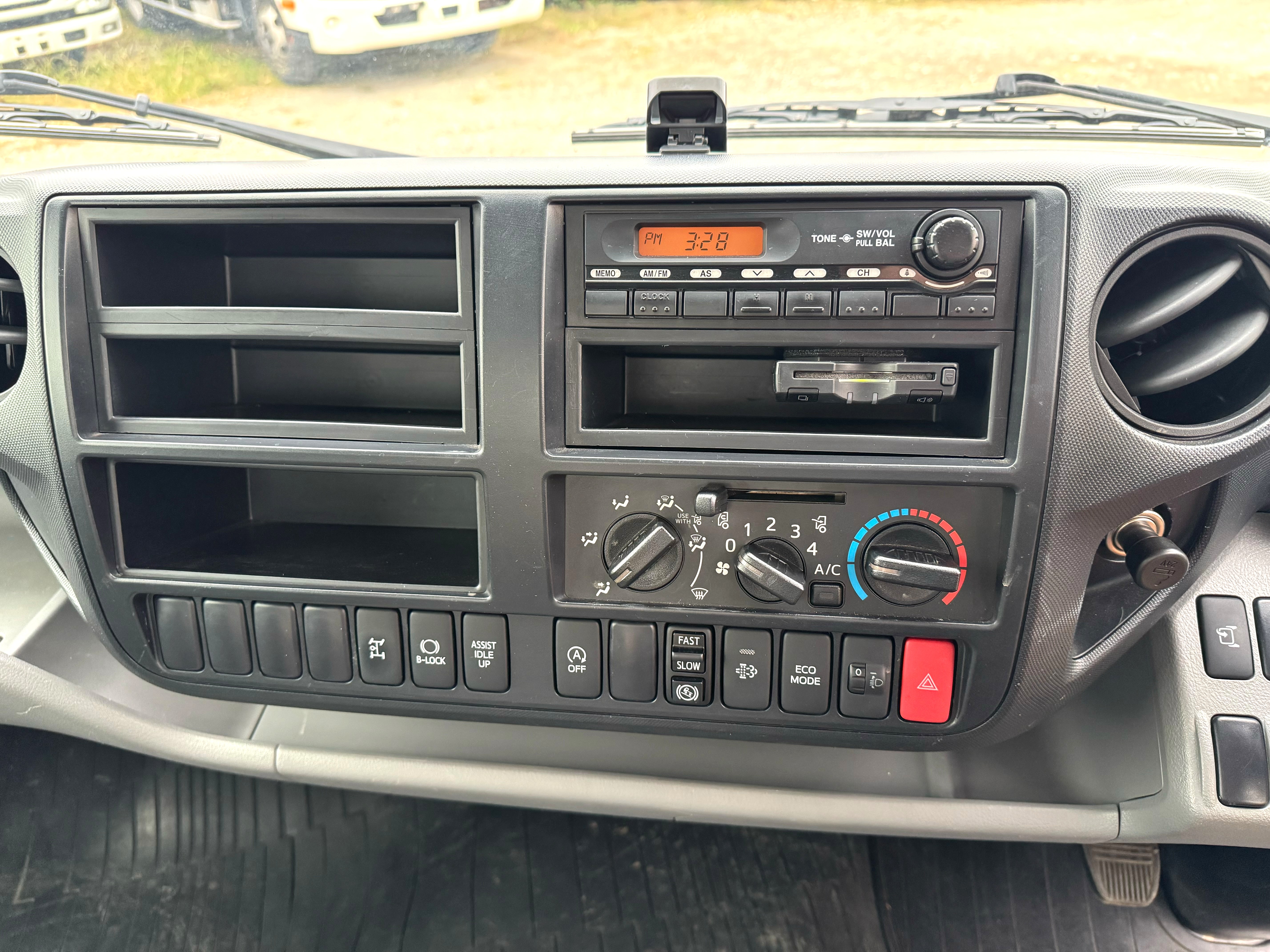 日野　デュトロ　橋梁点検車　アワメーター861h　6MT　ワイド　セミロング　高所作業車　ブリッジチェッカー|中古トラックの販売・買取・査定のアイナビ