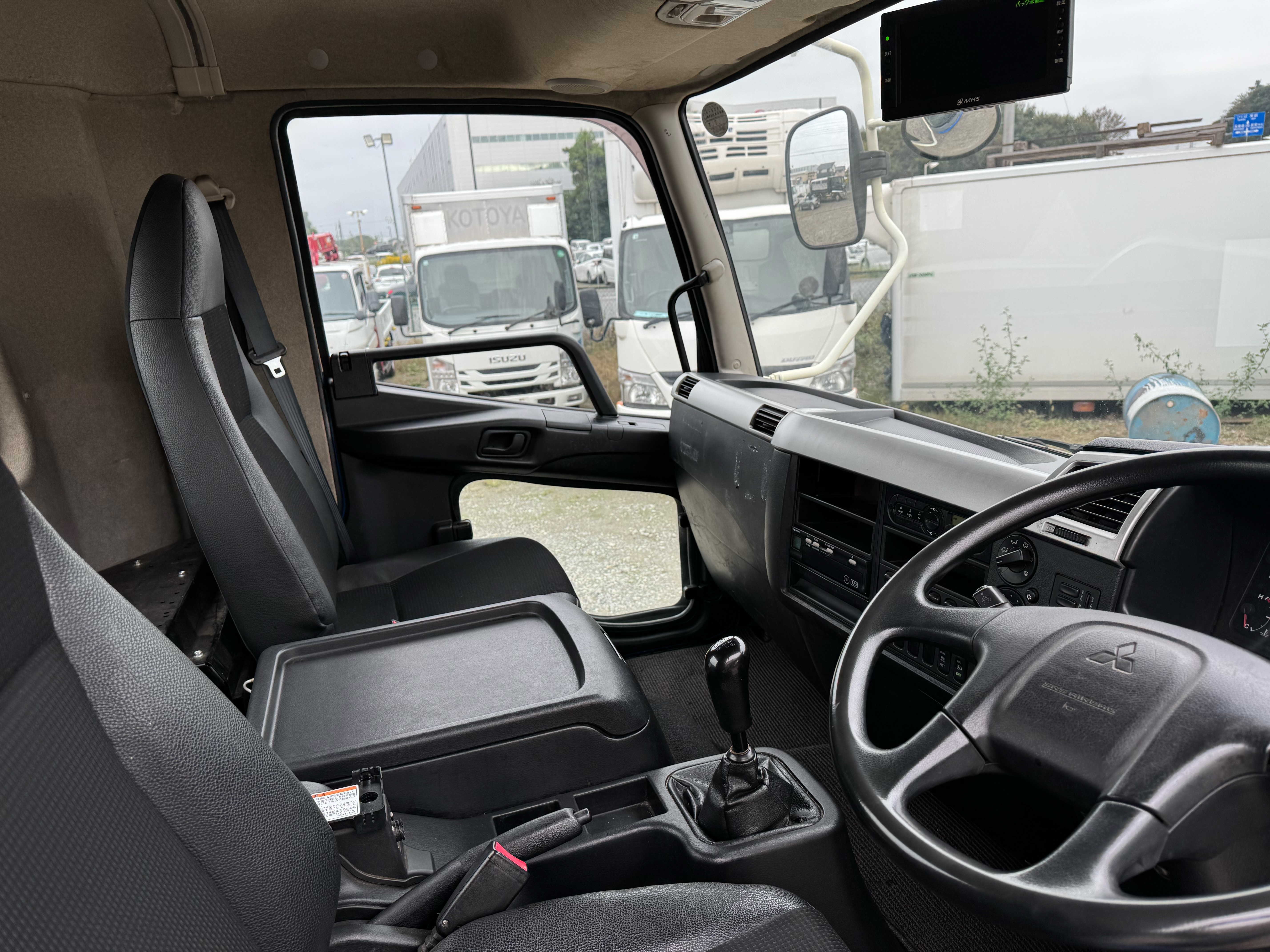 三菱ふそう　ファイター　標準　リアエアサス　ホイールベースH尺(57ベース)　6MT|中古トラックの販売・買取・査定のアイナビ