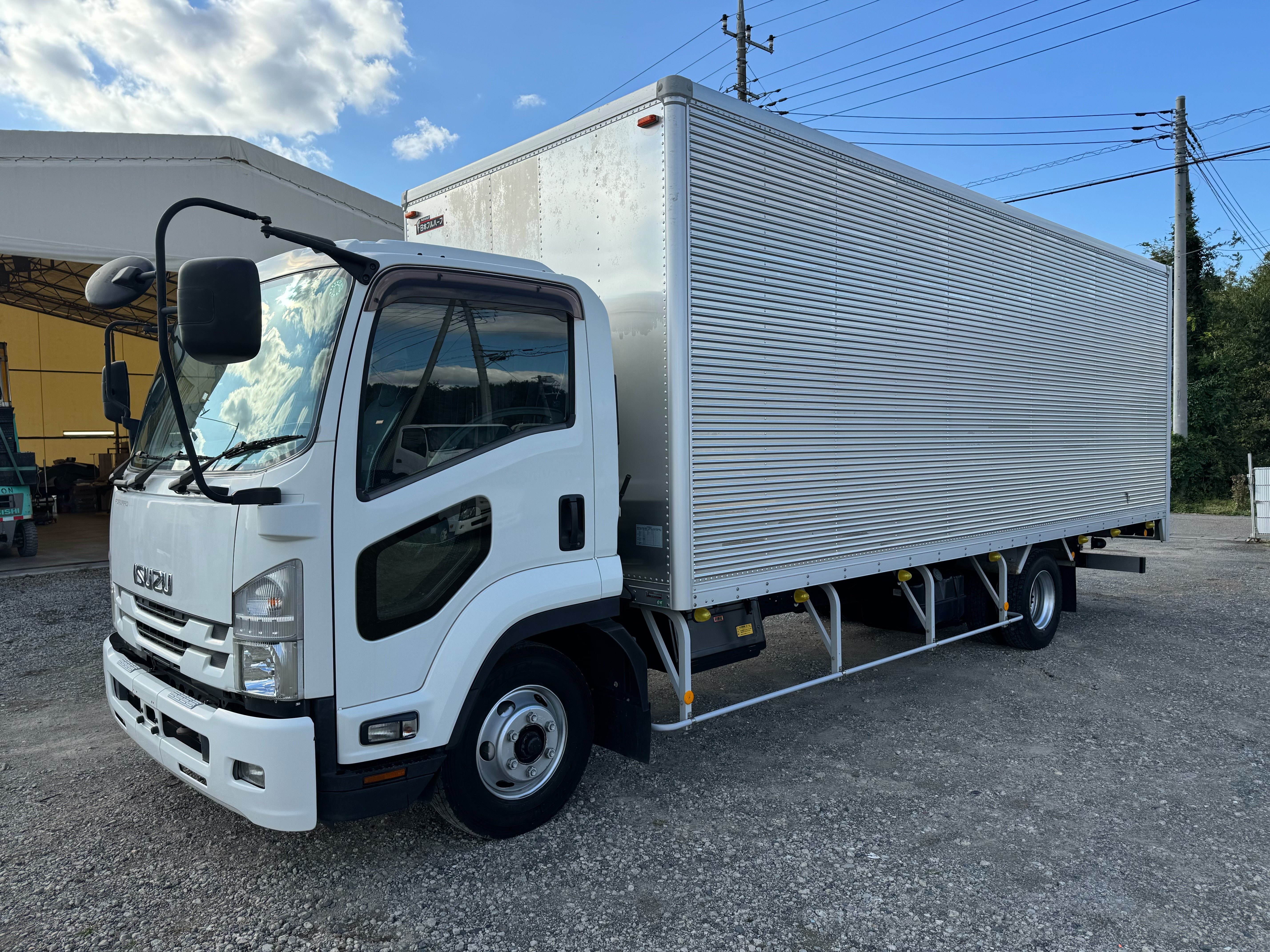 いすゞ　フォワード　67ワイド　リアエアサス　6MT　バックカメラ　ドライバン|中古トラックの販売・買取・査定のアイナビ