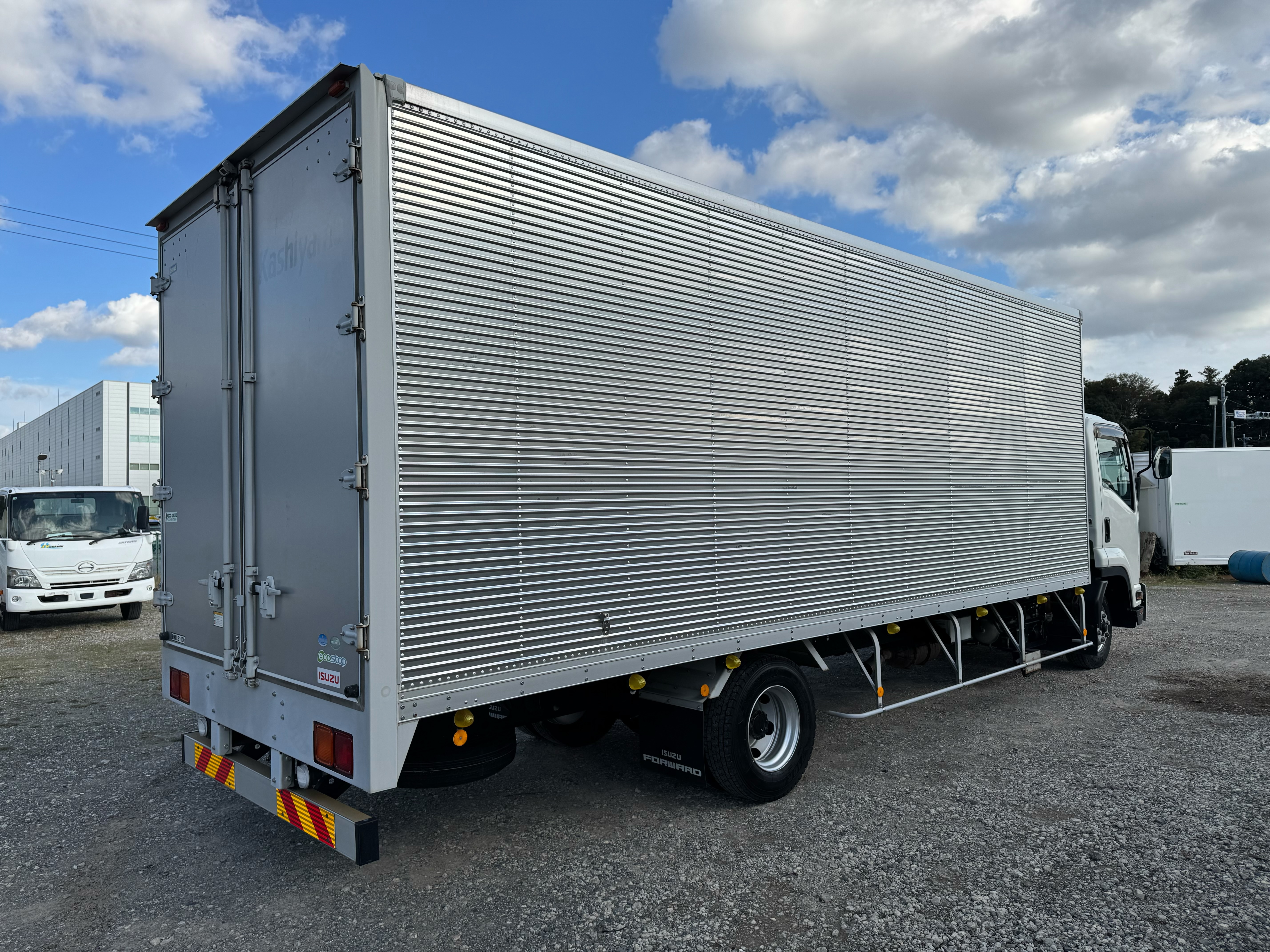 いすゞ　フォワード　67ワイド　リアエアサス　6MT　バックカメラ　ドライバン|中古トラックの販売・買取・査定のアイナビ