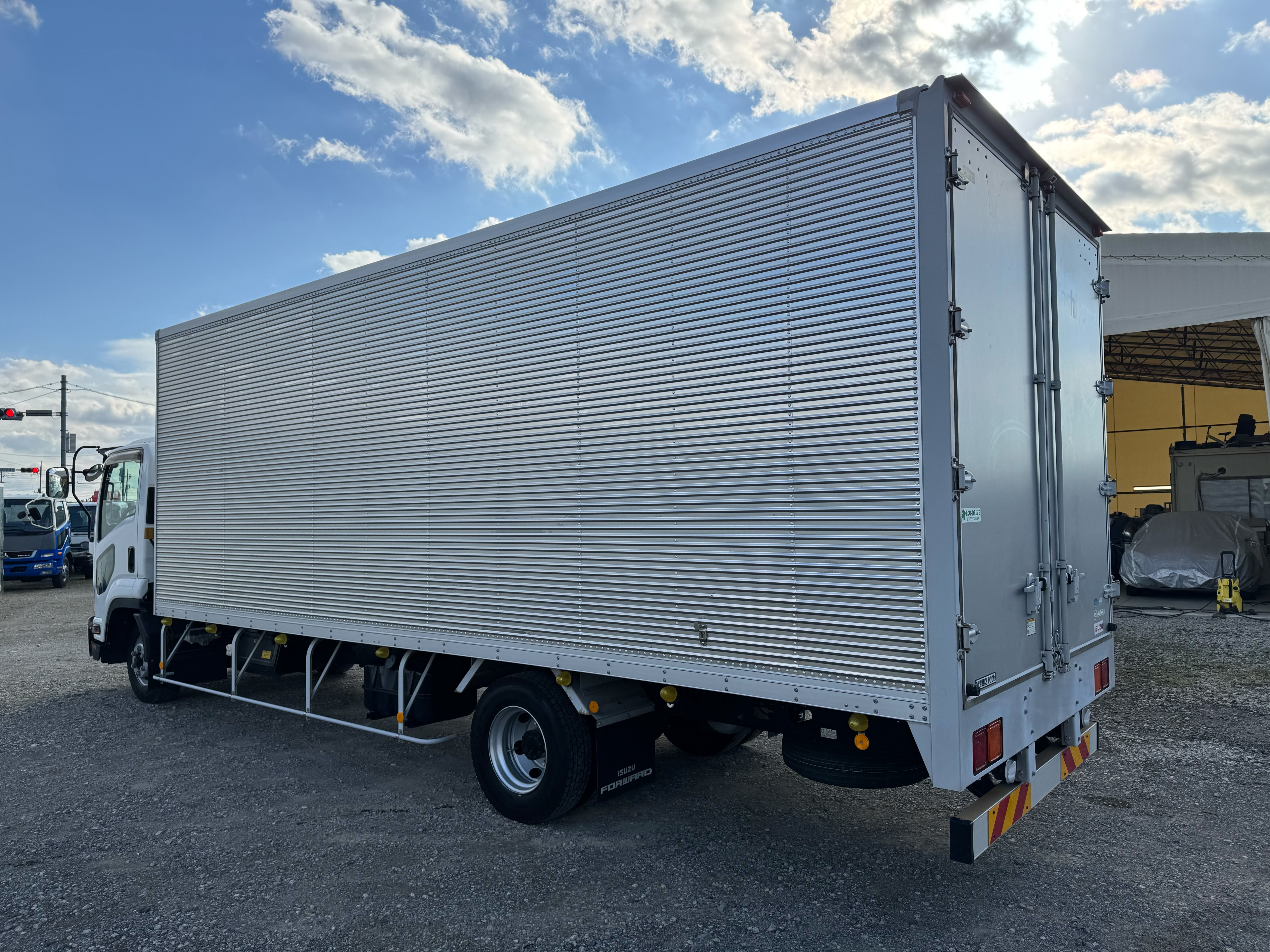 いすゞ　フォワード　67ワイド　リアエアサス　6MT　バックカメラ　ドライバン|中古トラックの販売・買取・査定のアイナビ