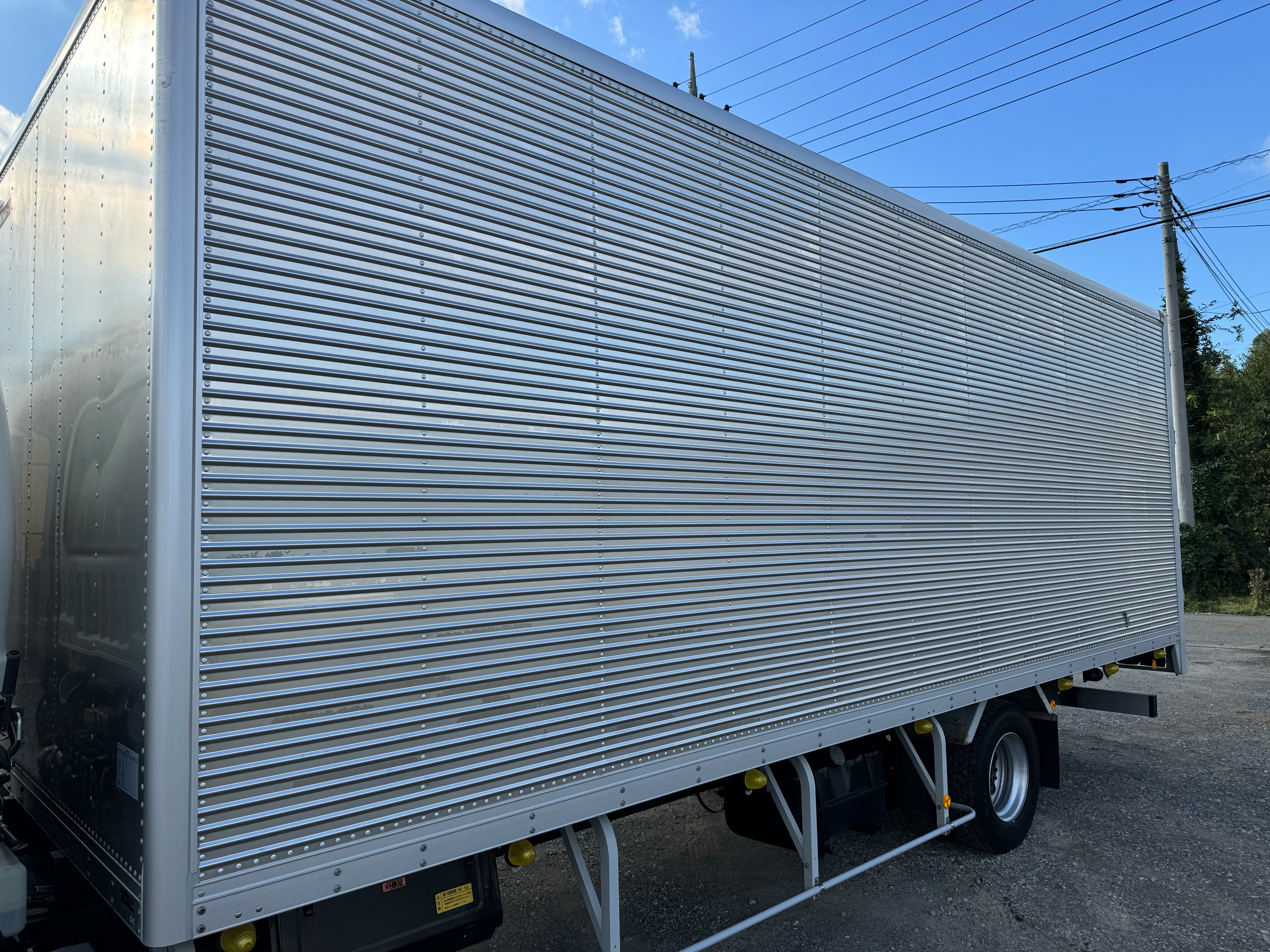 いすゞ　フォワード　67ワイド　リアエアサス　6MT　バックカメラ　ドライバン|中古トラックの販売・買取・査定のアイナビ