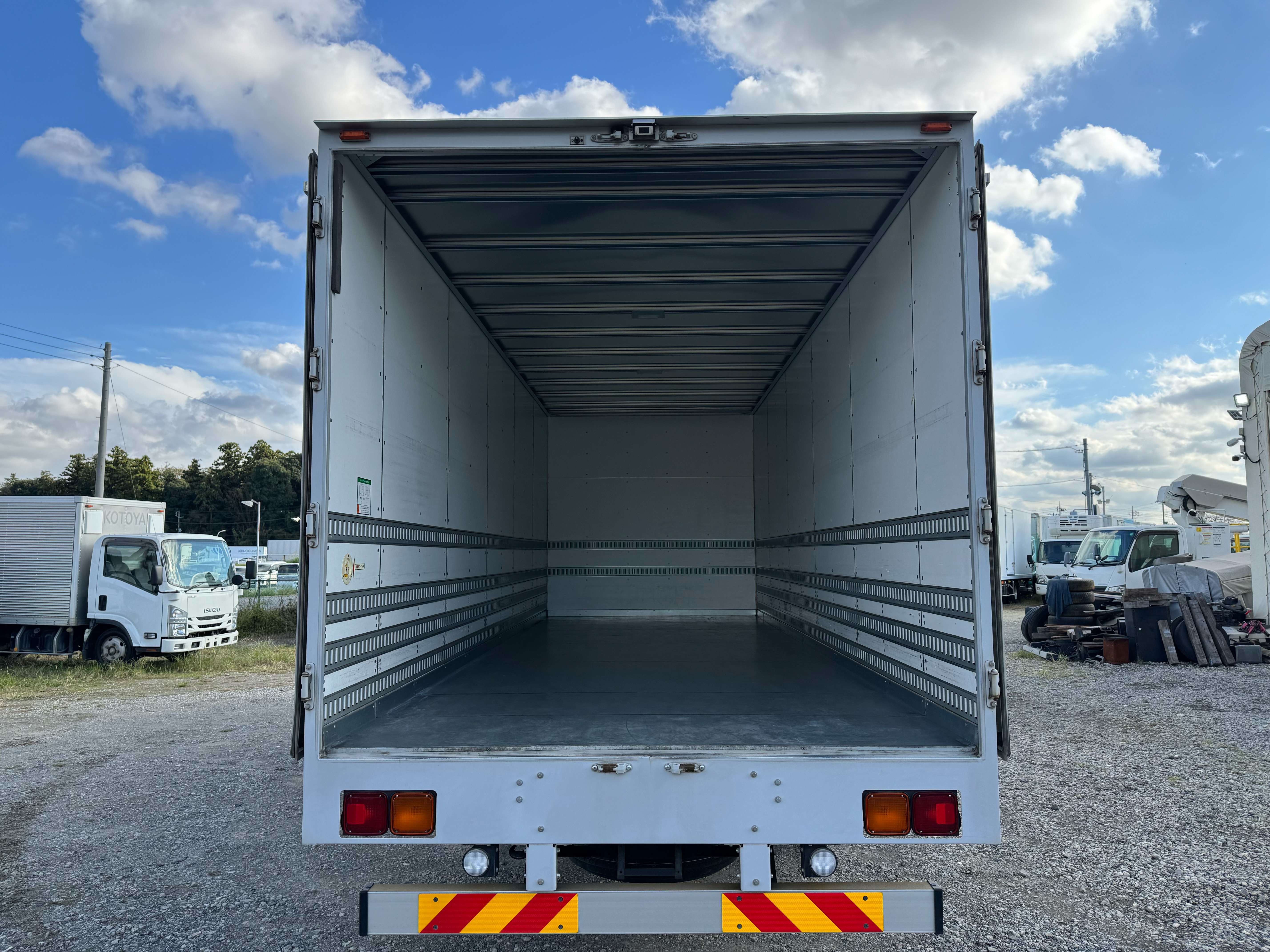 いすゞ　フォワード　67ワイド　リアエアサス　6MT　バックカメラ　ドライバン|中古トラックの販売・買取・査定のアイナビ