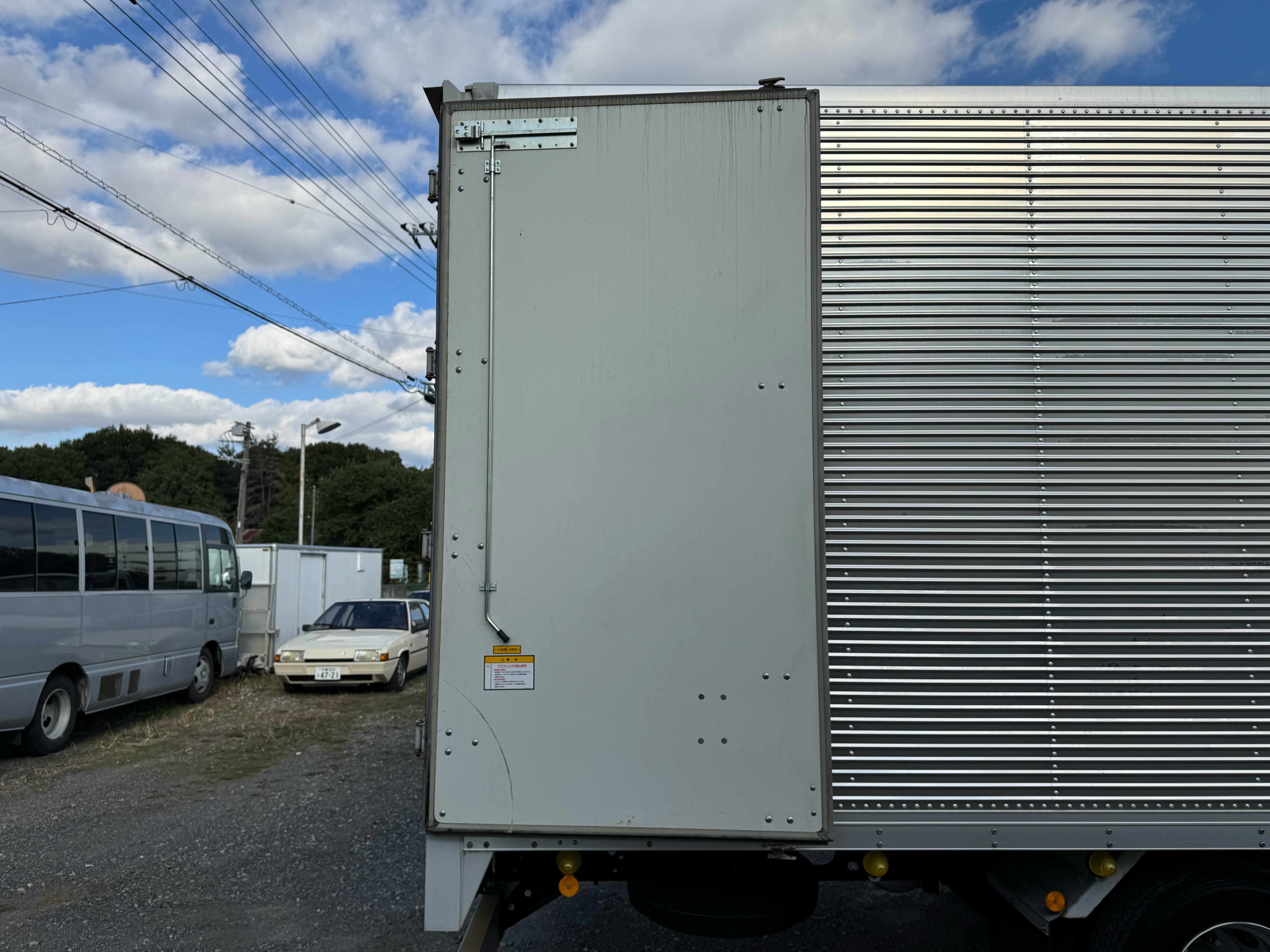 いすゞ　フォワード　67ワイド　リアエアサス　6MT　バックカメラ　ドライバン|中古トラックの販売・買取・査定のアイナビ