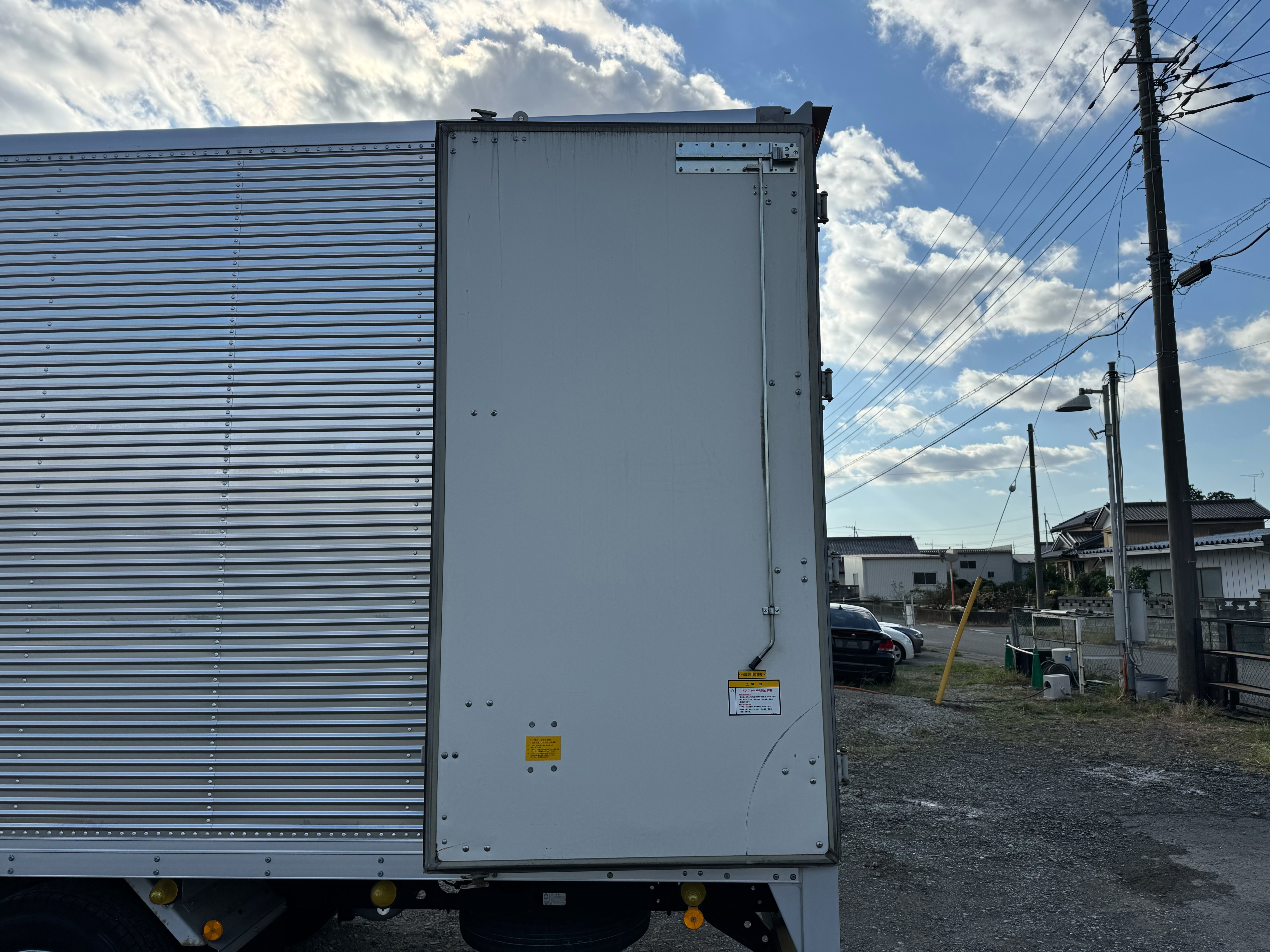 いすゞ　フォワード　67ワイド　リアエアサス　6MT　バックカメラ　ドライバン|中古トラックの販売・買取・査定のアイナビ