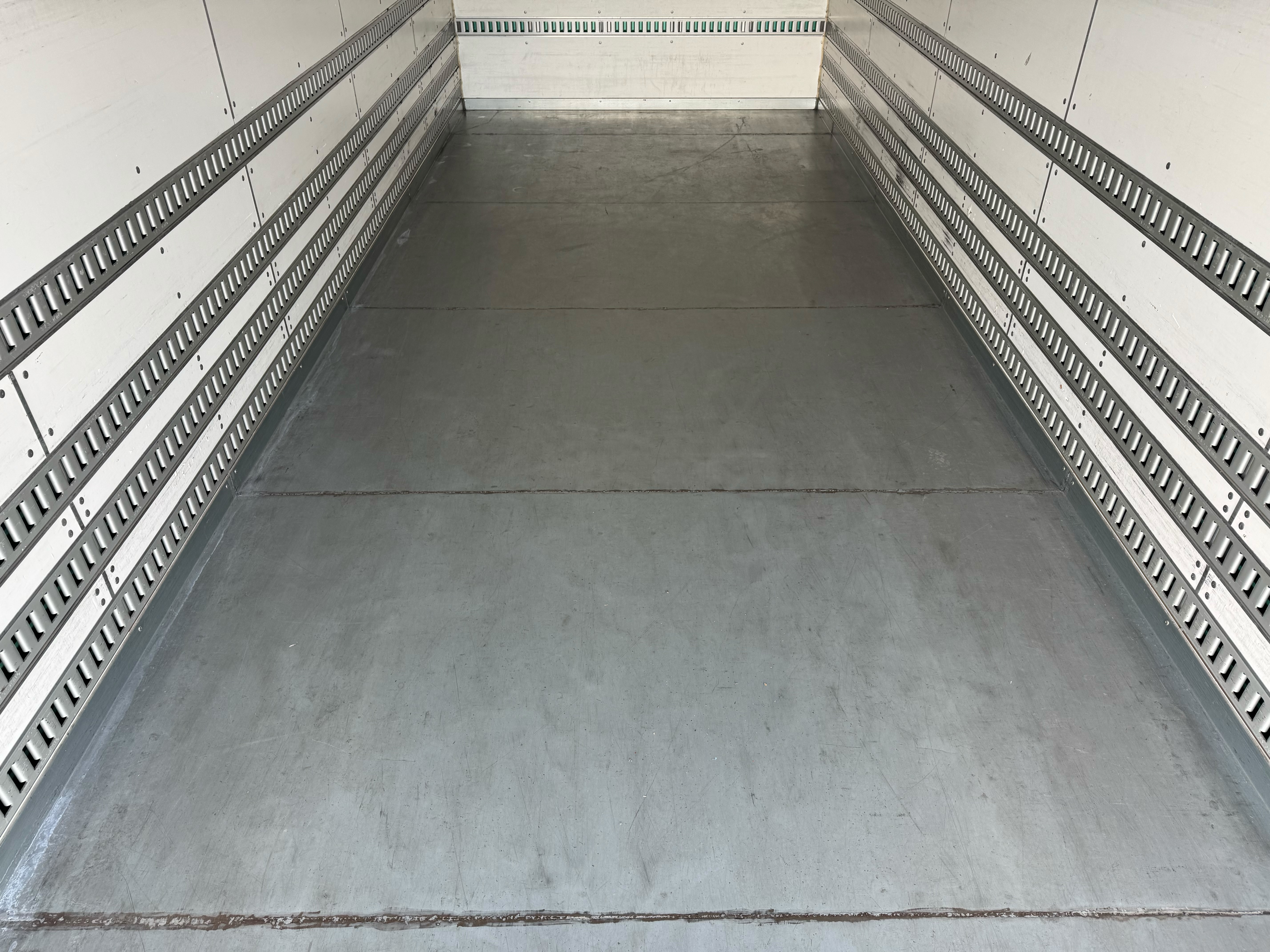 いすゞ　フォワード　67ワイド　リアエアサス　6MT　バックカメラ　ドライバン|中古トラックの販売・買取・査定のアイナビ