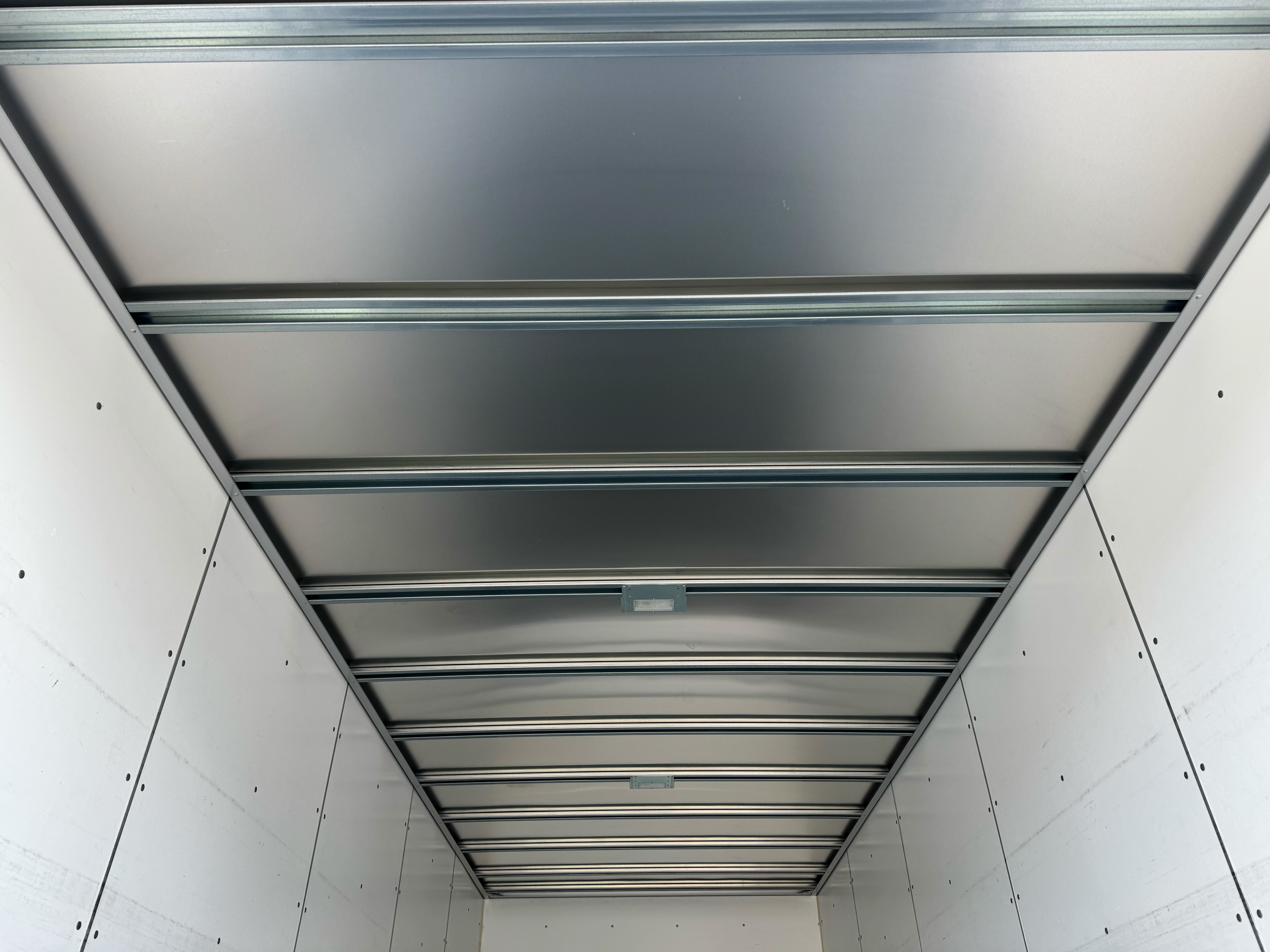 いすゞ　フォワード　67ワイド　リアエアサス　6MT　バックカメラ　ドライバン|中古トラックの販売・買取・査定のアイナビ