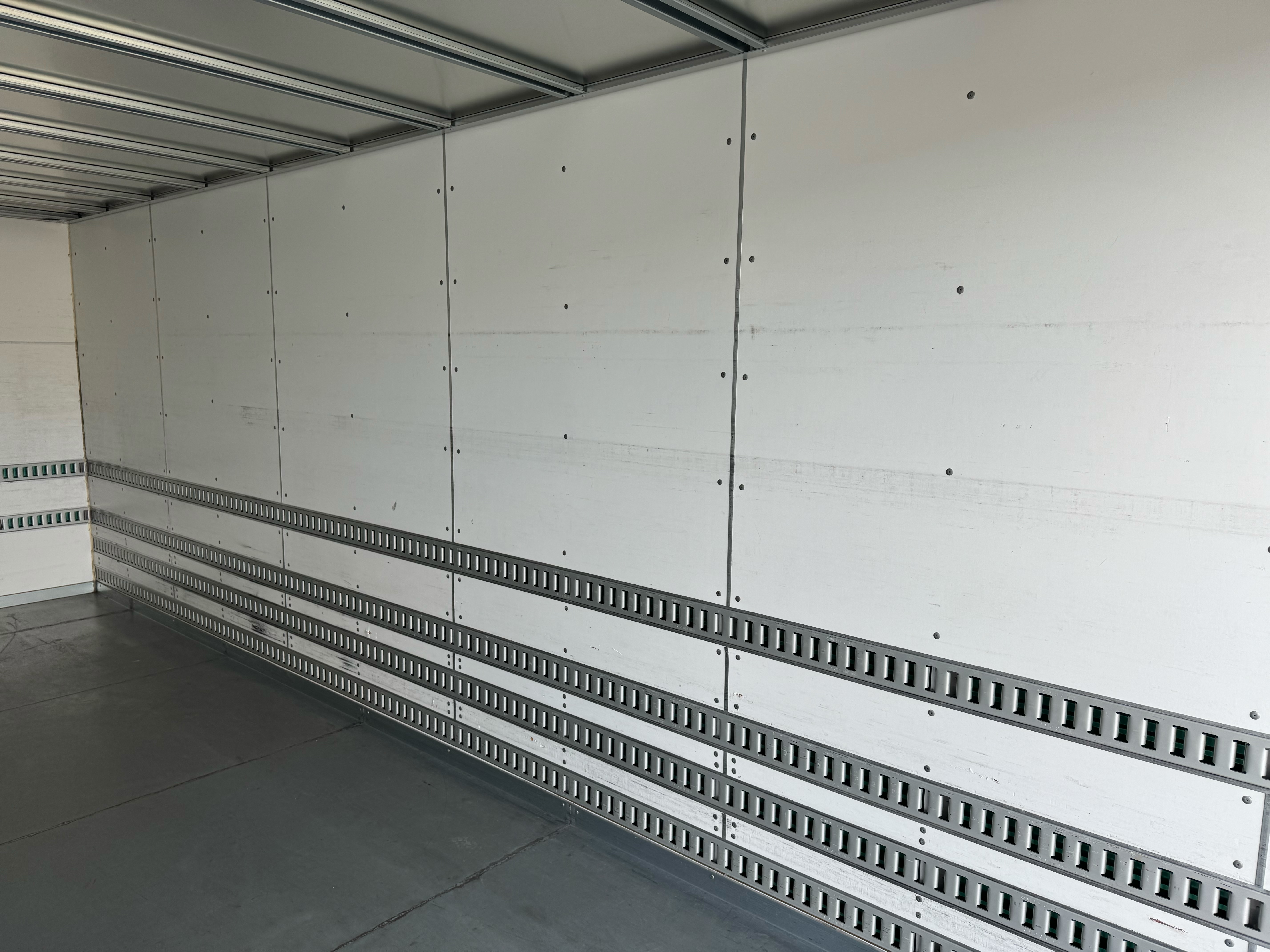 いすゞ　フォワード　67ワイド　リアエアサス　6MT　バックカメラ　ドライバン|中古トラックの販売・買取・査定のアイナビ