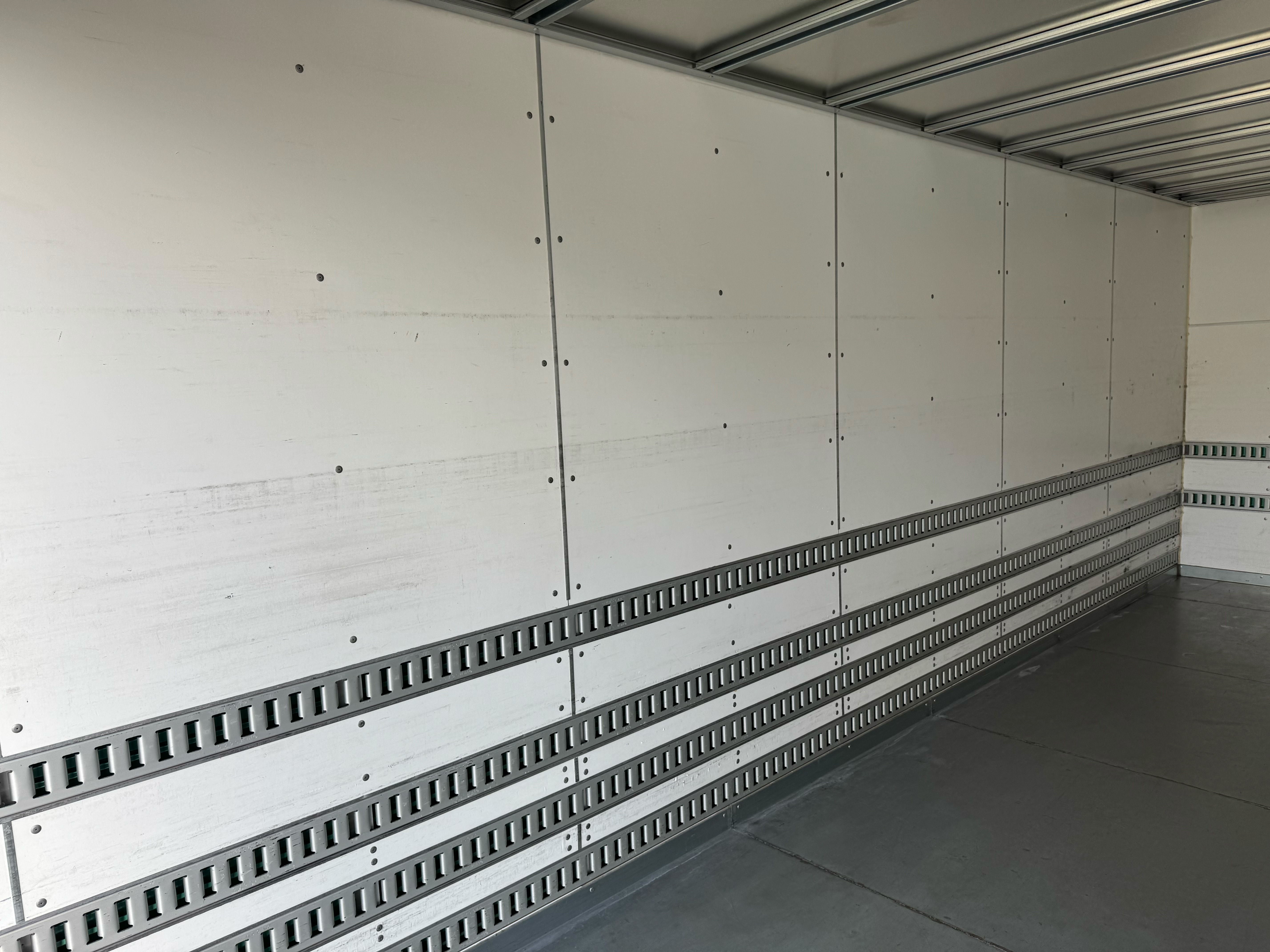 いすゞ　フォワード　67ワイド　リアエアサス　6MT　バックカメラ　ドライバン|中古トラックの販売・買取・査定のアイナビ