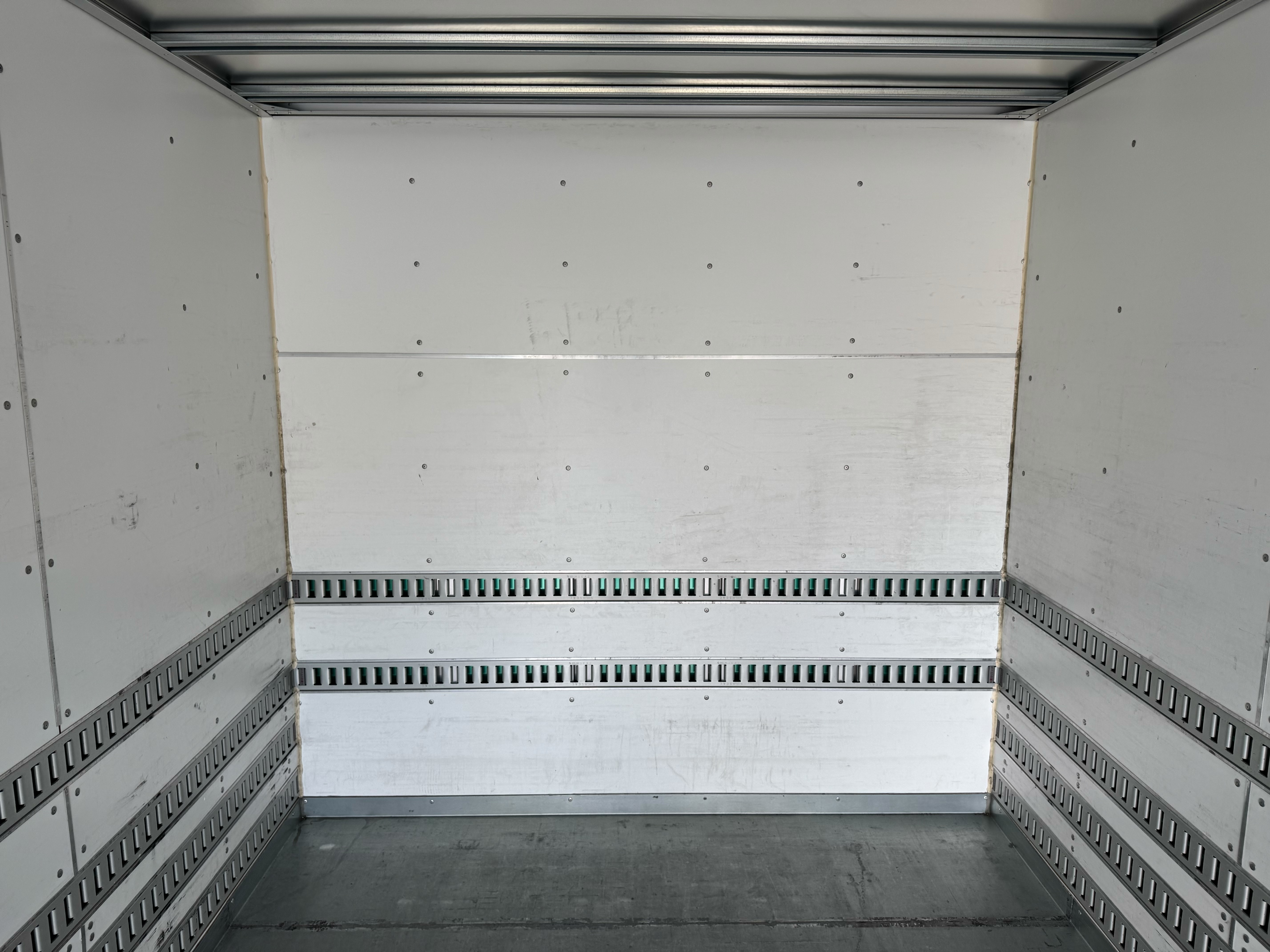 いすゞ　フォワード　67ワイド　リアエアサス　6MT　バックカメラ　ドライバン|中古トラックの販売・買取・査定のアイナビ