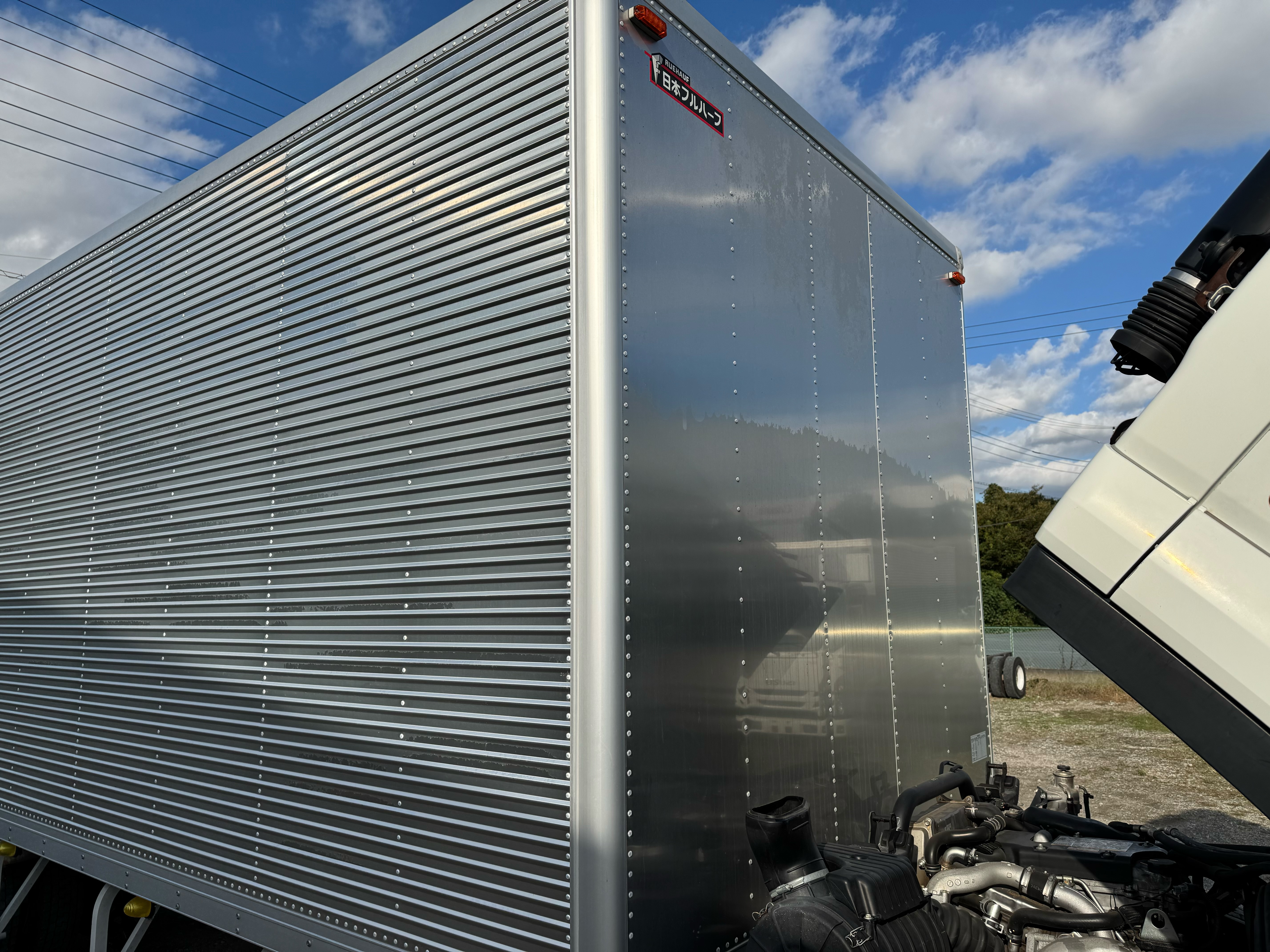 いすゞ　フォワード　67ワイド　リアエアサス　6MT　バックカメラ　ドライバン|中古トラックの販売・買取・査定のアイナビ