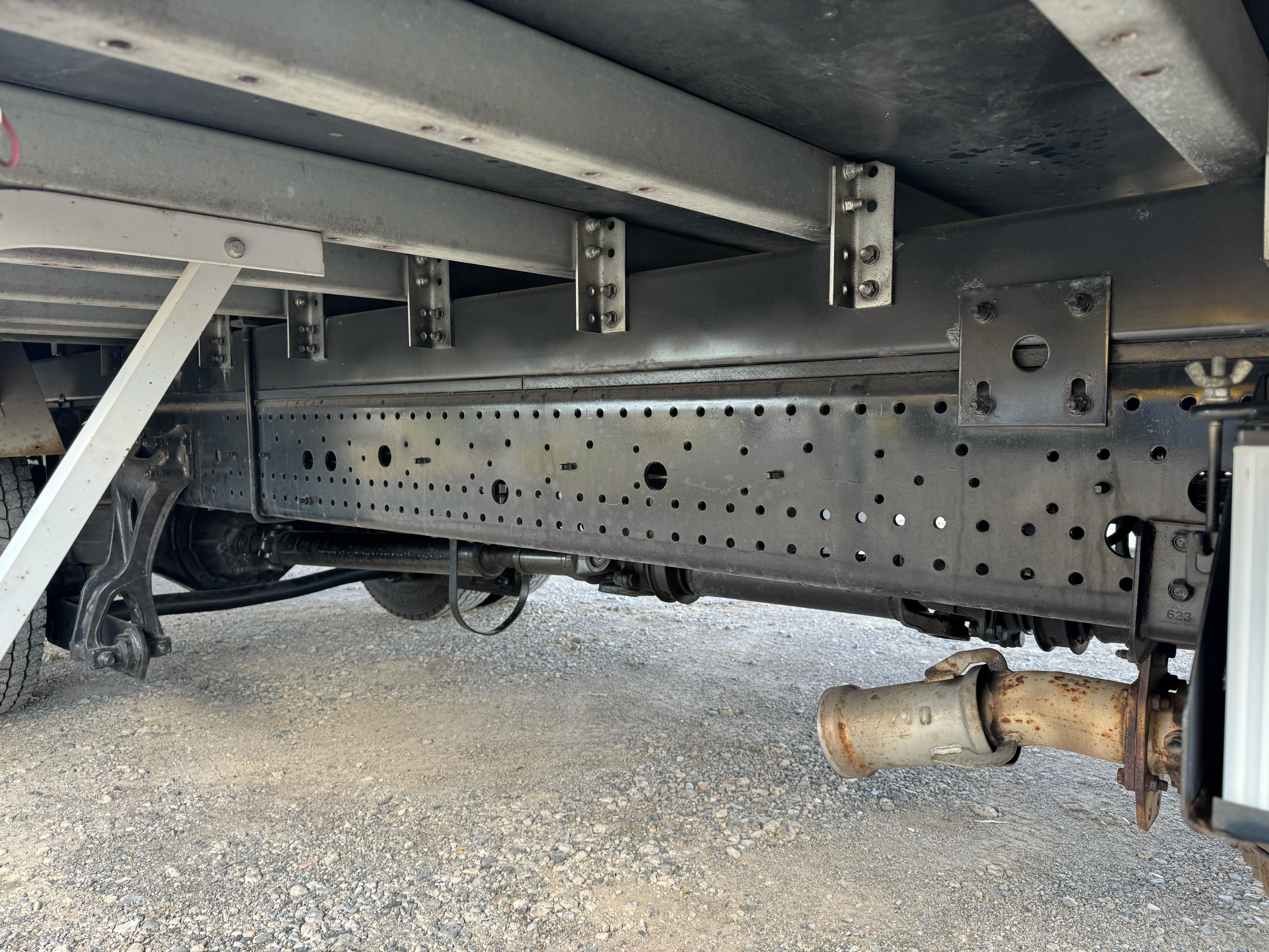 いすゞ　フォワード　67ワイド　リアエアサス　6MT　バックカメラ　ドライバン|中古トラックの販売・買取・査定のアイナビ