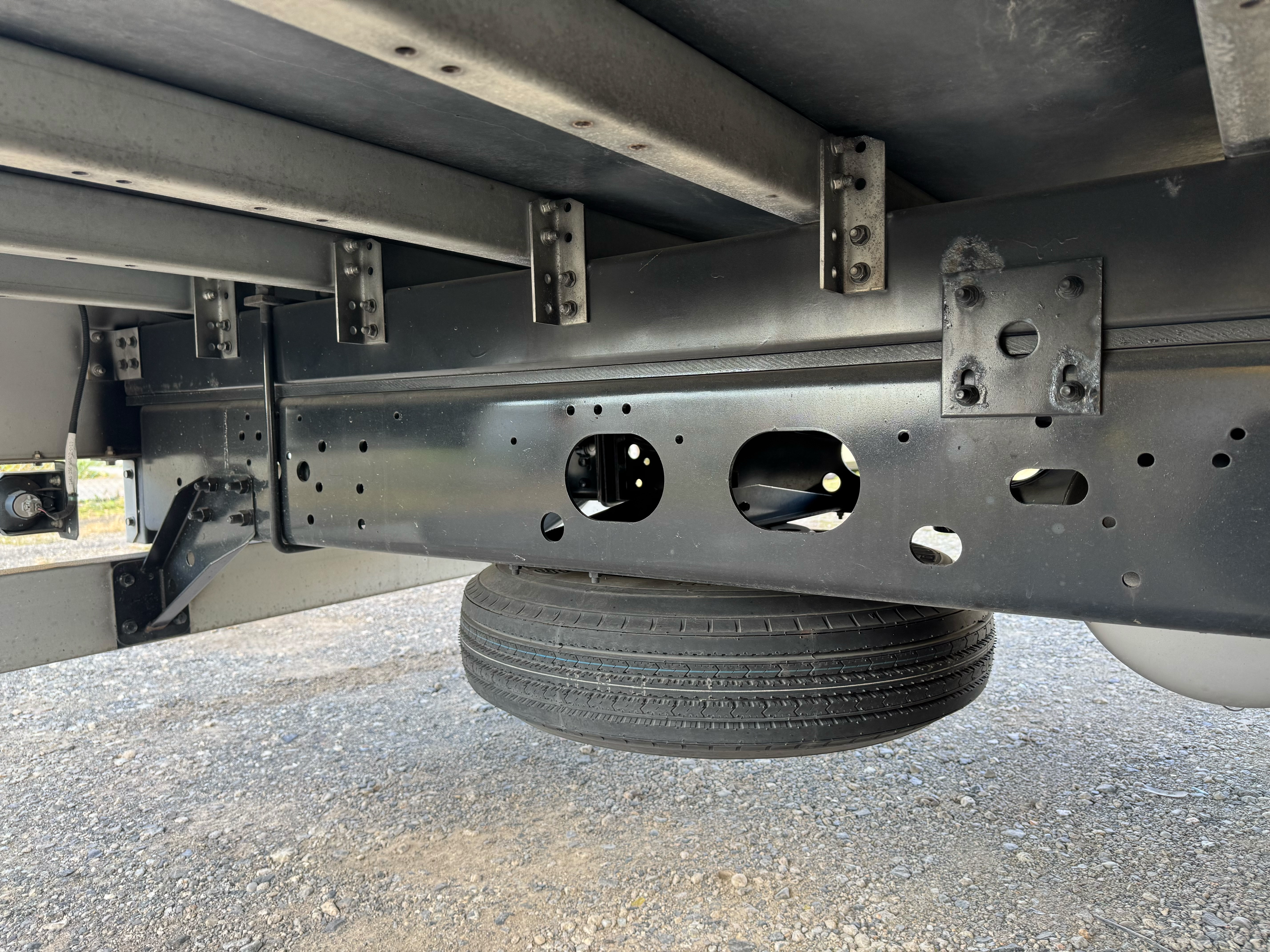 いすゞ　フォワード　67ワイド　リアエアサス　6MT　バックカメラ　ドライバン|中古トラックの販売・買取・査定のアイナビ