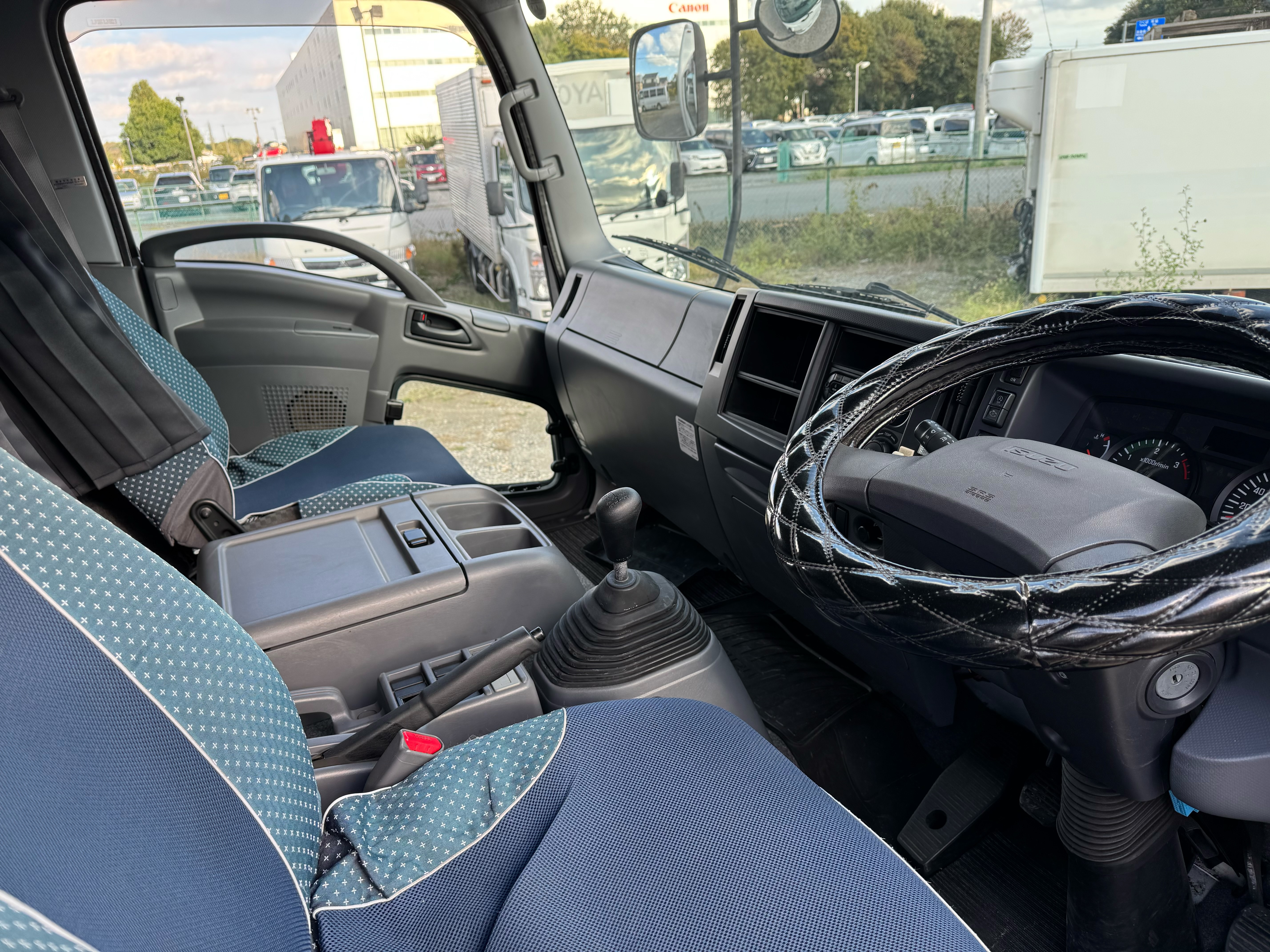 いすゞ　フォワード　67ワイド　リアエアサス　6MT　バックカメラ　ドライバン|中古トラックの販売・買取・査定のアイナビ