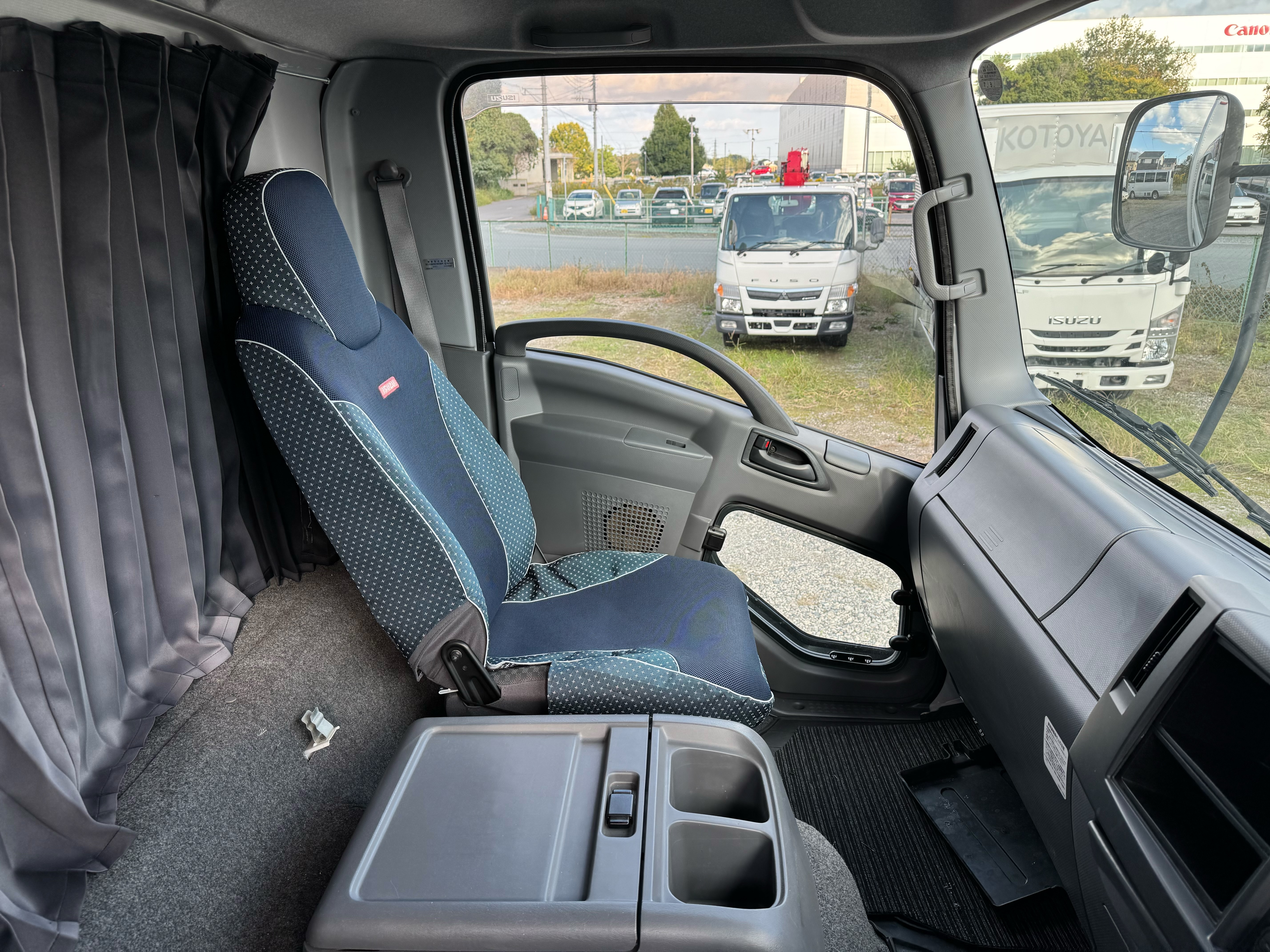 いすゞ　フォワード　67ワイド　リアエアサス　6MT　バックカメラ　ドライバン|中古トラックの販売・買取・査定のアイナビ