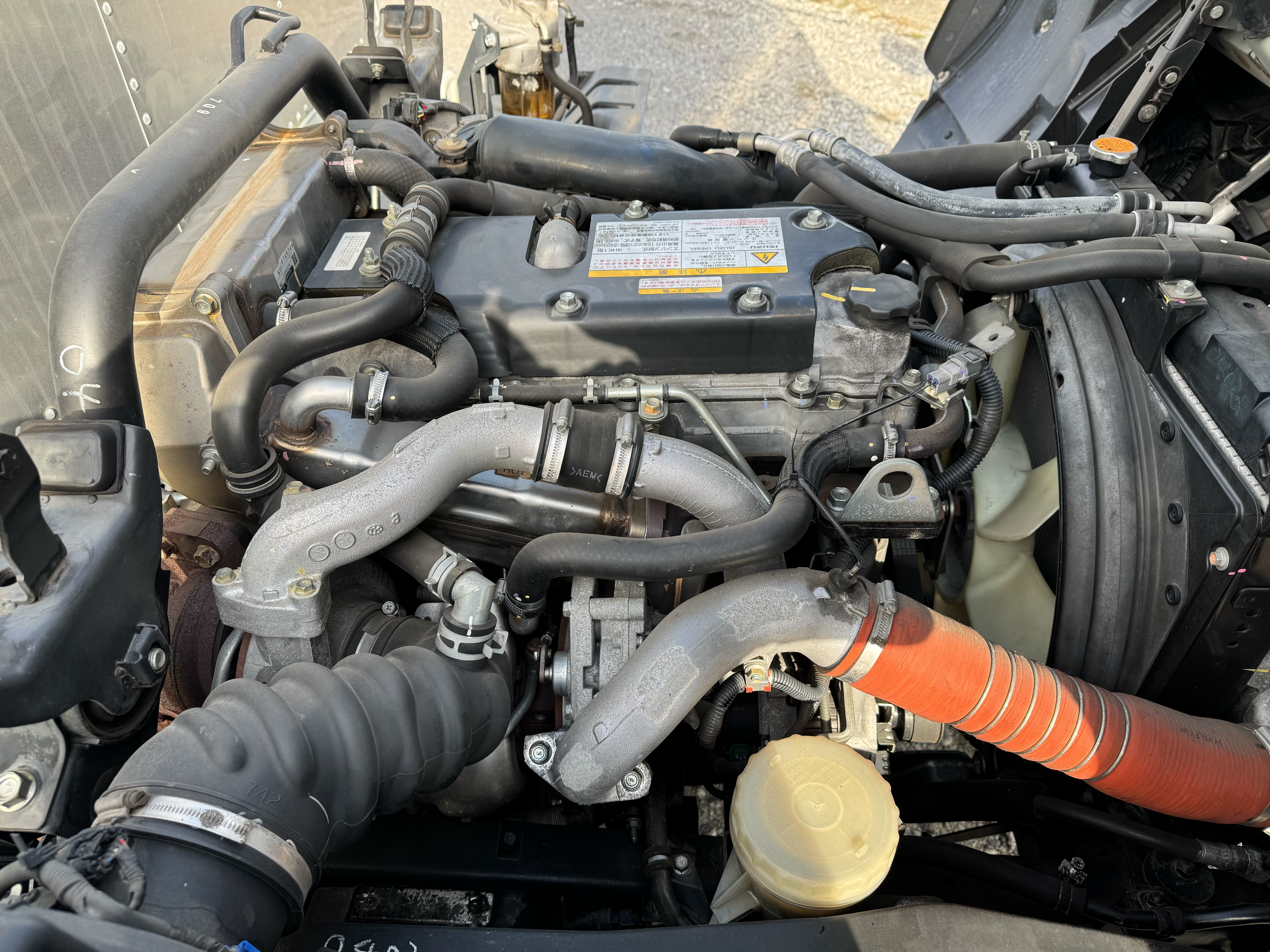 いすゞ　フォワード　67ワイド　リアエアサス　6MT　バックカメラ　ドライバン|中古トラックの販売・買取・査定のアイナビ