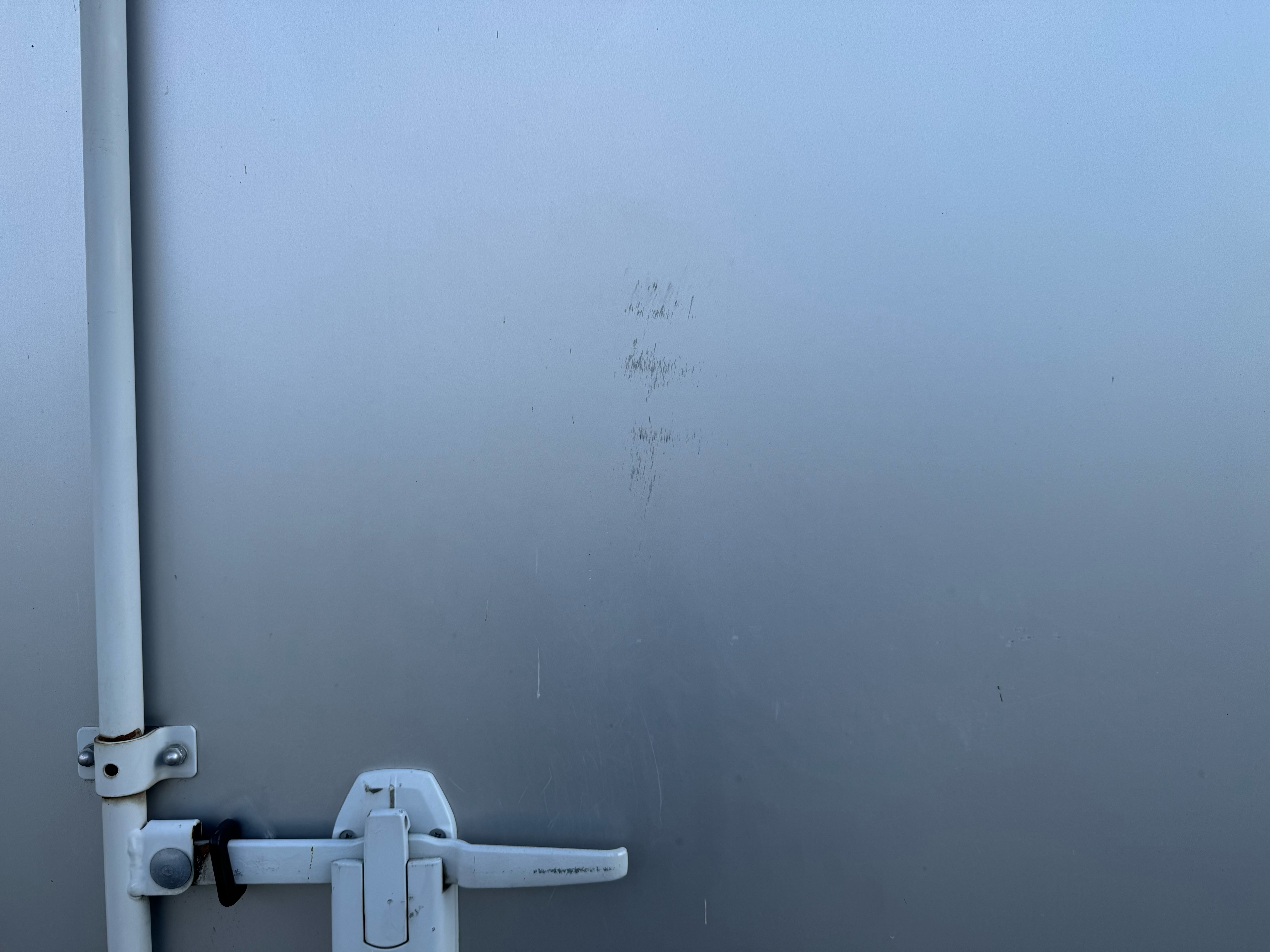 いすゞ　フォワード　67ワイド　リアエアサス　6MT　バックカメラ　ドライバン|中古トラックの販売・買取・査定のアイナビ