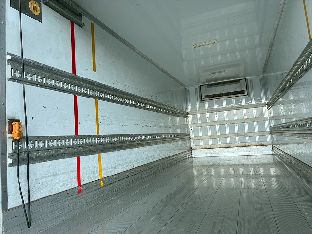 R404A菱重コールドチェーンショートキャブベッドレス4t8t|中古トラックの販売・買取・査定のアイナビ