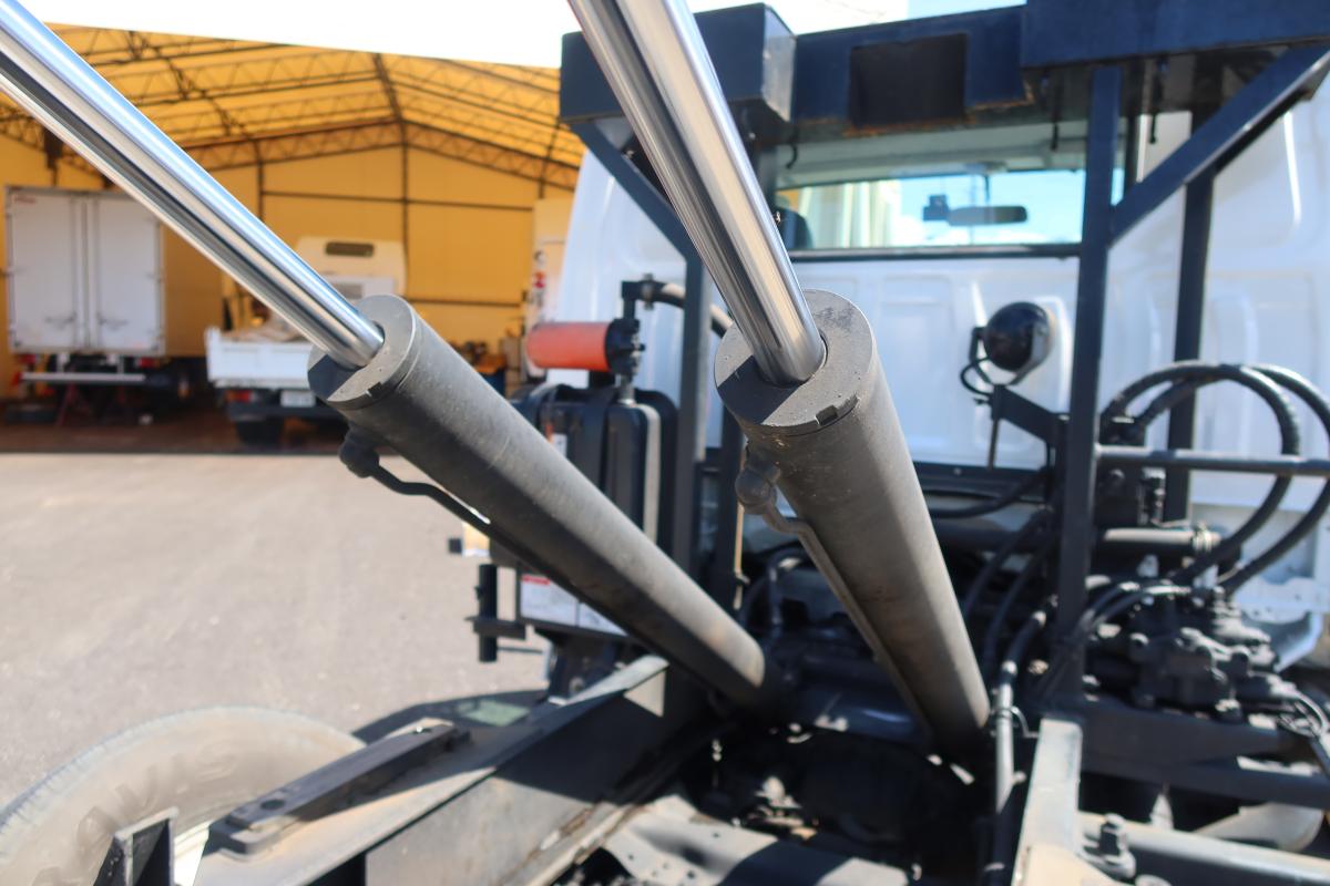 新明和製アームロール 積載3000kg 4ナンバー|中古トラックの販売・買取・査定のアイナビ