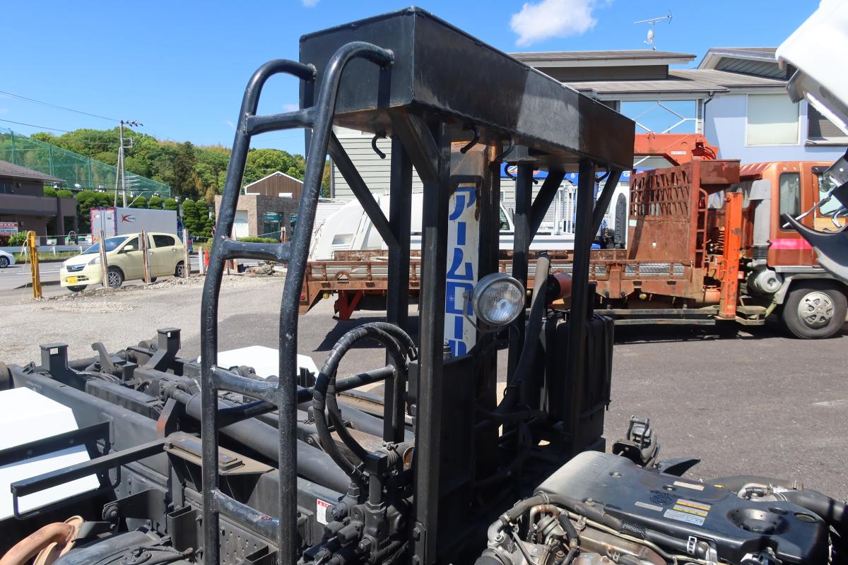 新明和製アームロール 積載3000kg 4ナンバー|中古トラックの販売・買取・査定のアイナビ