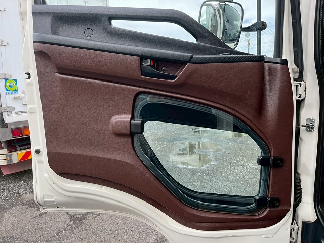 跳上式パワーゲート★後輪エアサス★6300×フルワイド★ベッド付|中古トラックの販売・買取・査定のアイナビ