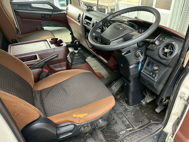 跳上式パワーゲート★後輪エアサス★6300×フルワイド★ベッド付|中古トラックの販売・買取・査定のアイナビ