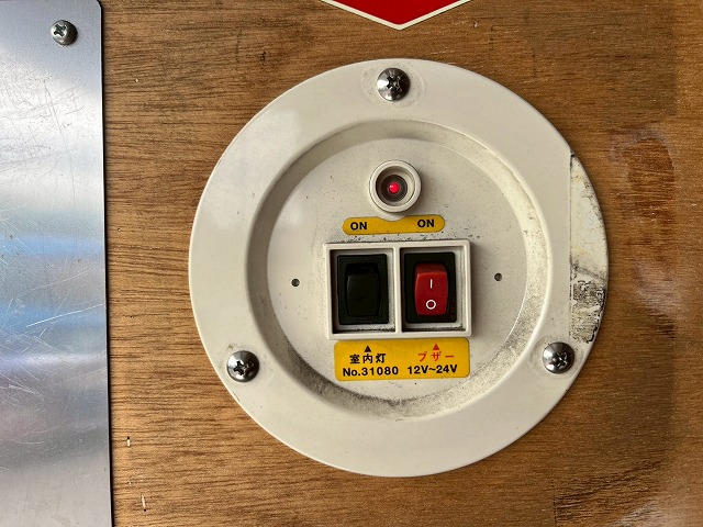 跳上式パワーゲート★後輪エアサス★6300×フルワイド★ベッド付|中古トラックの販売・買取・査定のアイナビ