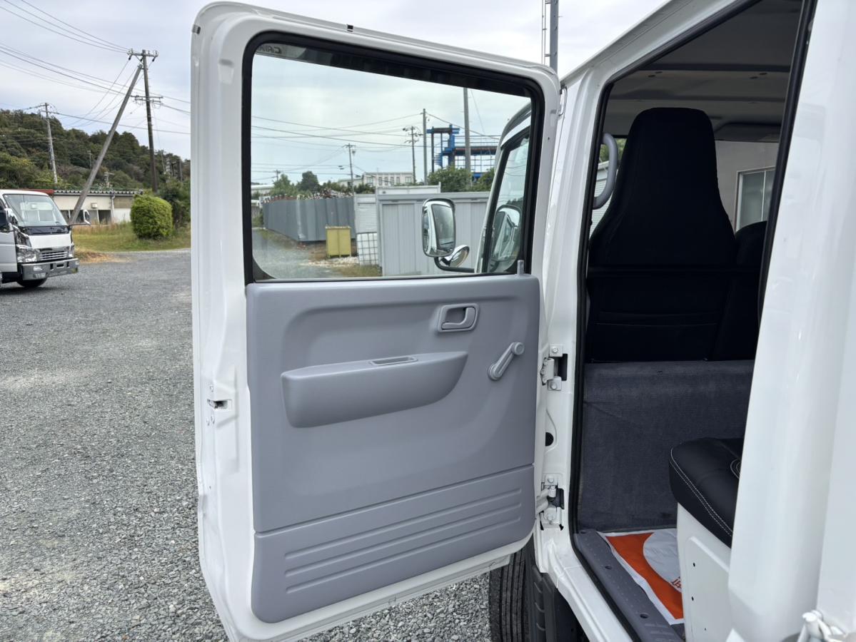 キャンターWキャブ 低床 1.7t メッキパーツ多数|中古トラックの販売・買取・査定のアイナビ