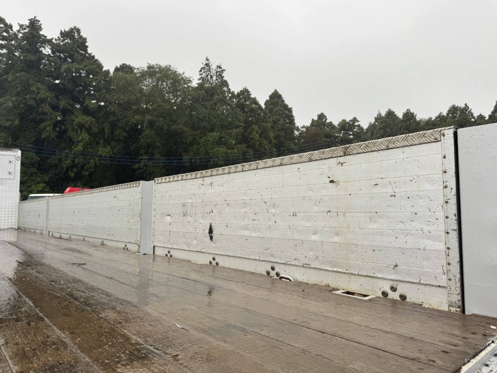 4軸低床エアサス4段ブームアルミ平タダノラジコンF7|中古トラックの販売・買取・査定のアイナビ