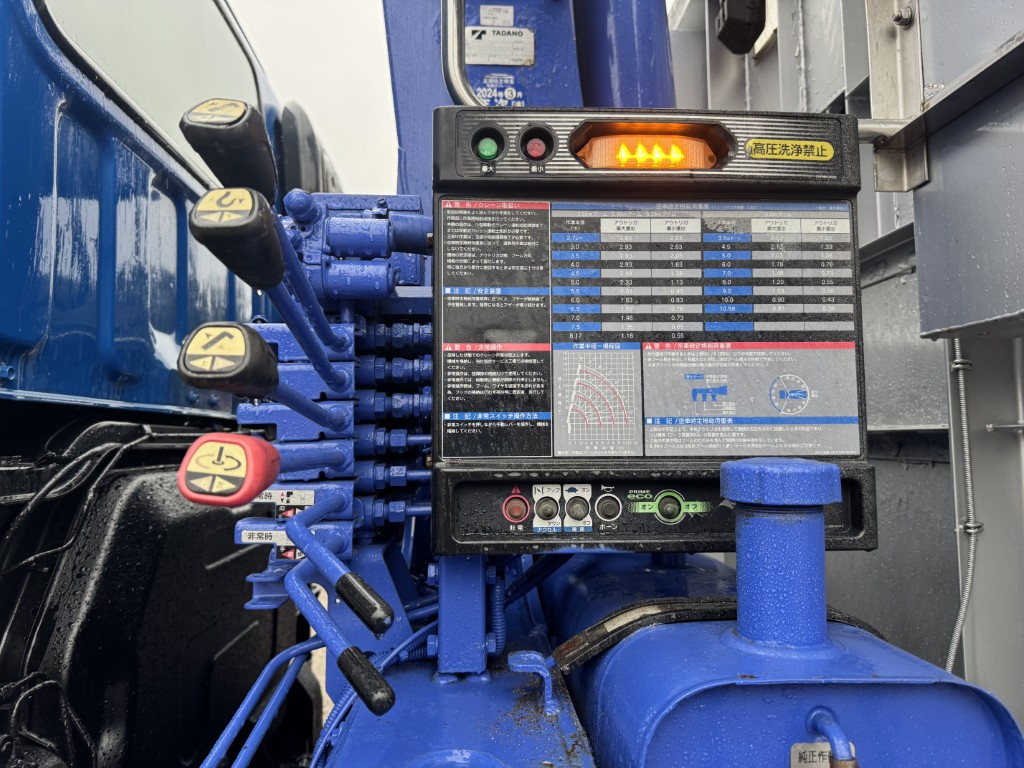 4軸低床エアサス4段ブームアルミ平タダノラジコンF7|中古トラックの販売・買取・査定のアイナビ