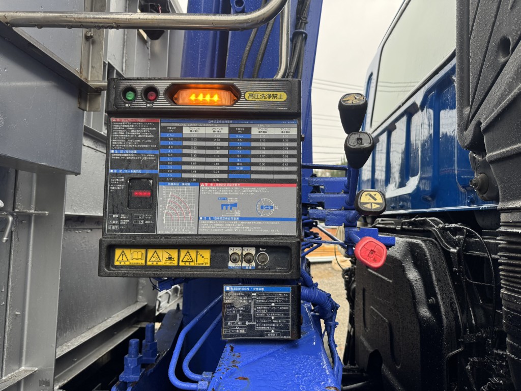 4軸低床エアサス4段ブームアルミ平タダノラジコンF7|中古トラックの販売・買取・査定のアイナビ