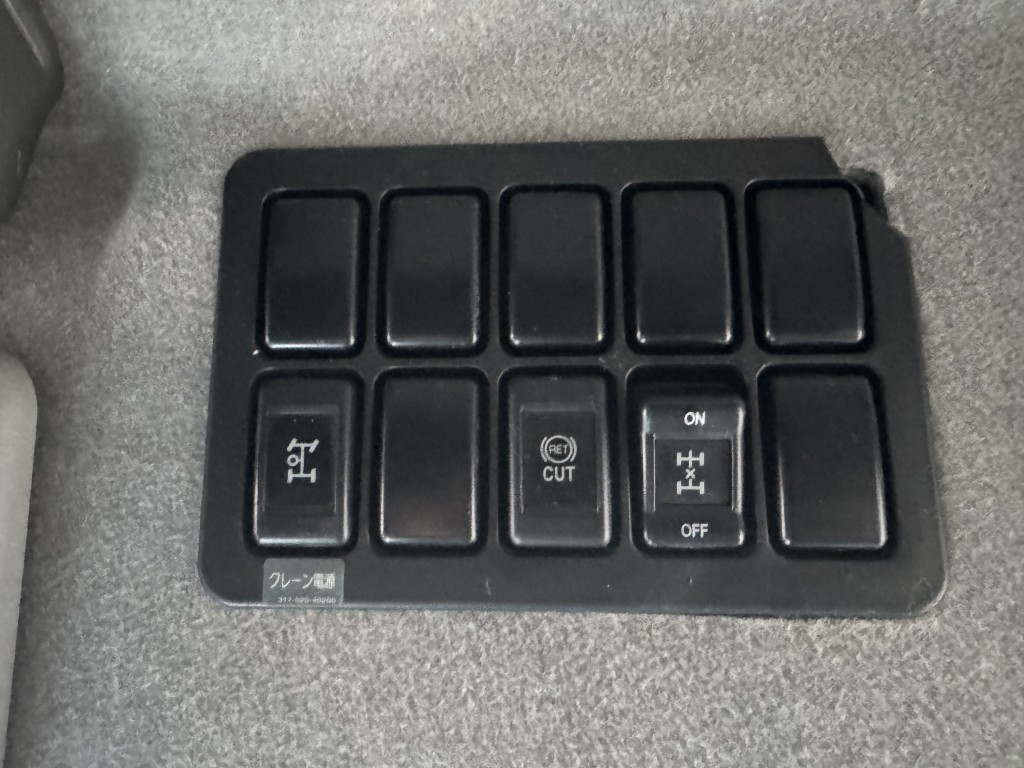 4軸低床エアサス4段ブームアルミ平タダノラジコンF7|中古トラックの販売・買取・査定のアイナビ