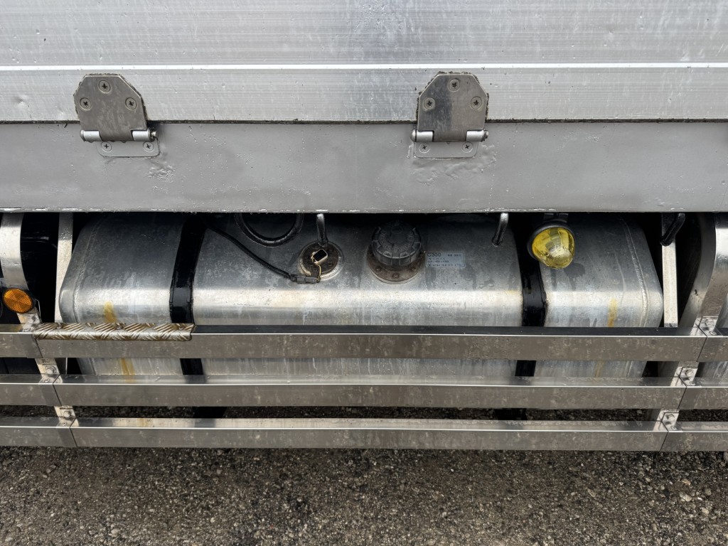 4軸低床エアサス4段ブームアルミ平タダノラジコンF7|中古トラックの販売・買取・査定のアイナビ