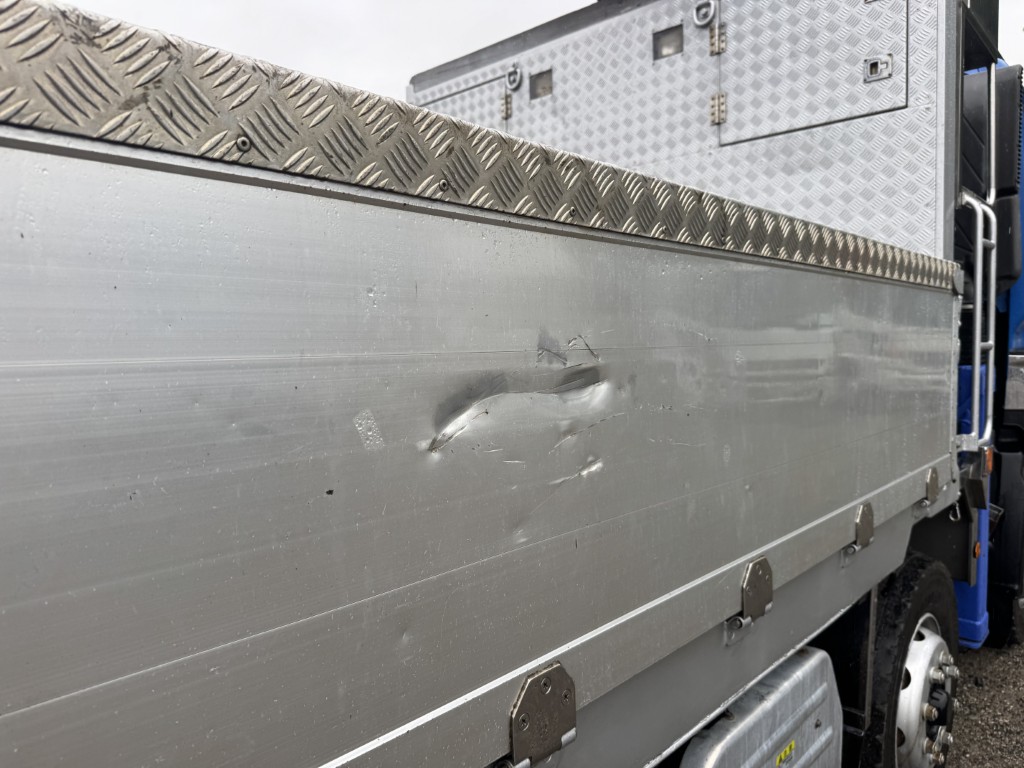 4軸低床エアサス4段ブームアルミ平タダノラジコンF7|中古トラックの販売・買取・査定のアイナビ