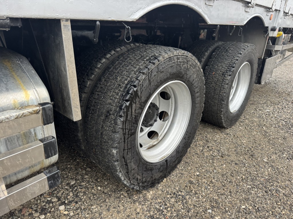 4軸低床エアサス4段ブームアルミ平タダノラジコンF7|中古トラックの販売・買取・査定のアイナビ