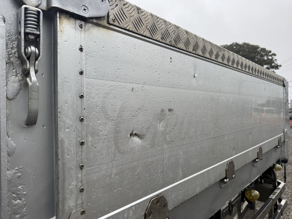 4軸低床エアサス4段ブームアルミ平タダノラジコンF7|中古トラックの販売・買取・査定のアイナビ