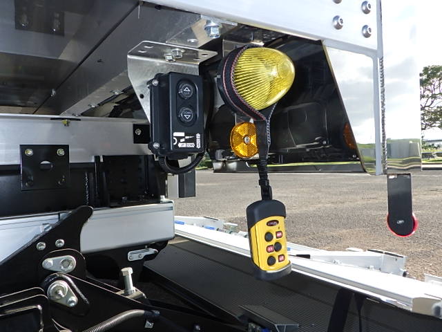 日野 令和7年式 格納ゲート付き冷凍バン 車検付き|中古トラックの販売・買取・査定のアイナビ