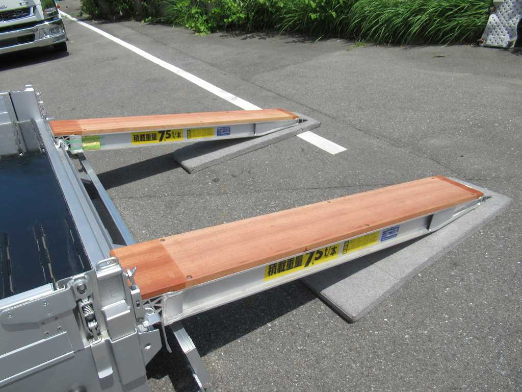 セルフクレーン ユニック 4段 ウィンチ 後輪エアサス 380PS|中古トラックの販売・買取・査定のアイナビ