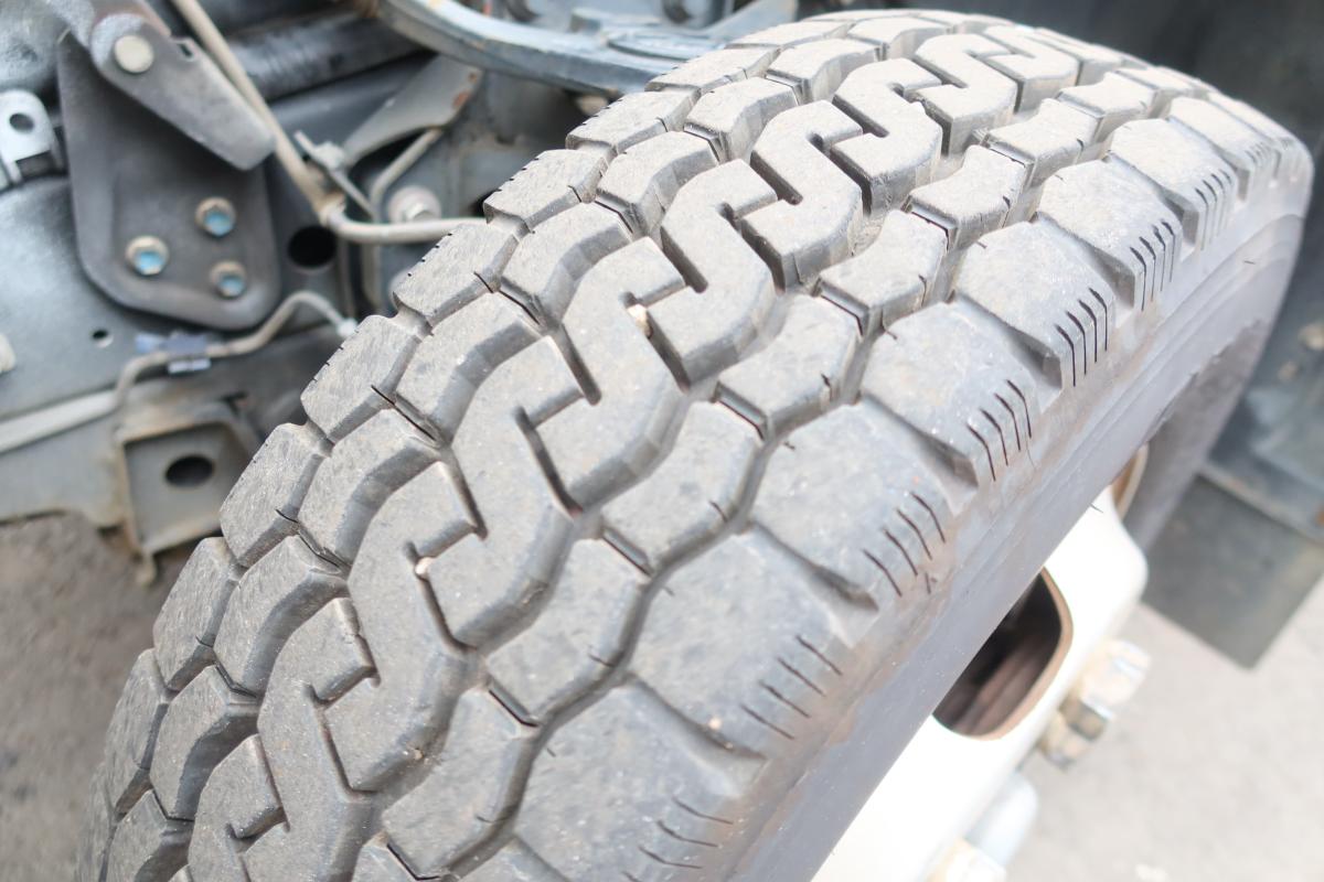 10尺平ボディー 積載2000kg4ナンバー 床鉄板張り 車検付き|中古トラックの販売・買取・査定のアイナビ