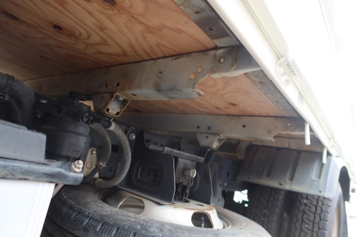 10尺平ボディー 積載2000kg4ナンバー 床鉄板張り 車検付き|中古トラックの販売・買取・査定のアイナビ