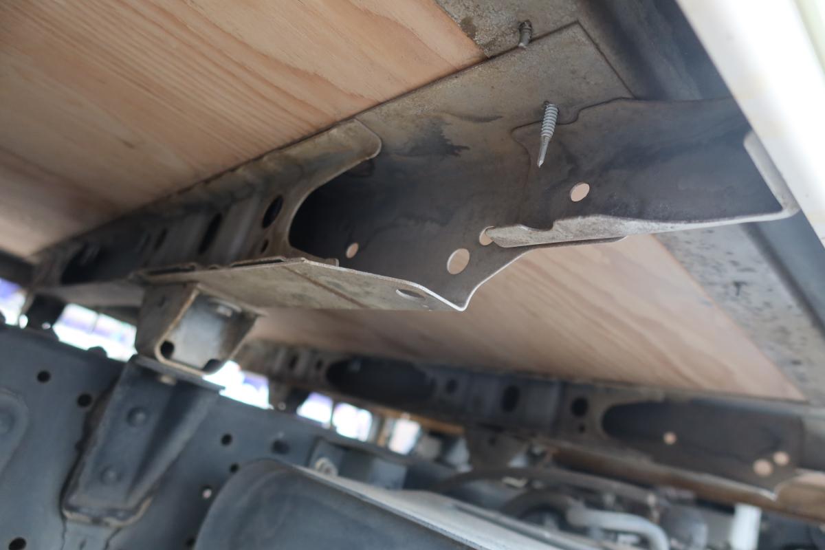 10尺平ボディー 積載2000kg4ナンバー 床鉄板張り 車検付き|中古トラックの販売・買取・査定のアイナビ