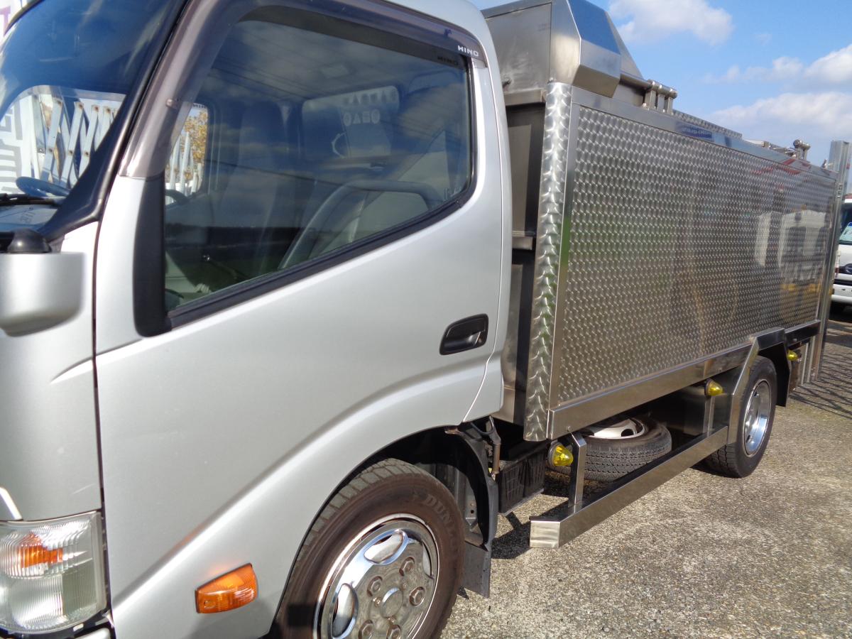 デュトロ活魚運搬車平成27年垂直ゲート総ステンレス特注ボディ|中古トラックの販売・買取・査定のアイナビ