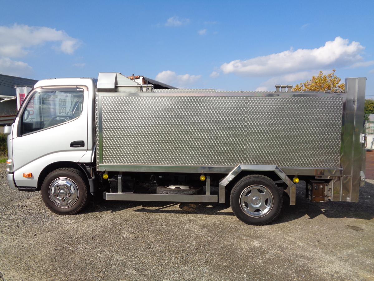 デュトロ活魚運搬車平成27年垂直ゲート総ステンレス特注ボディ|中古トラックの販売・買取・査定のアイナビ