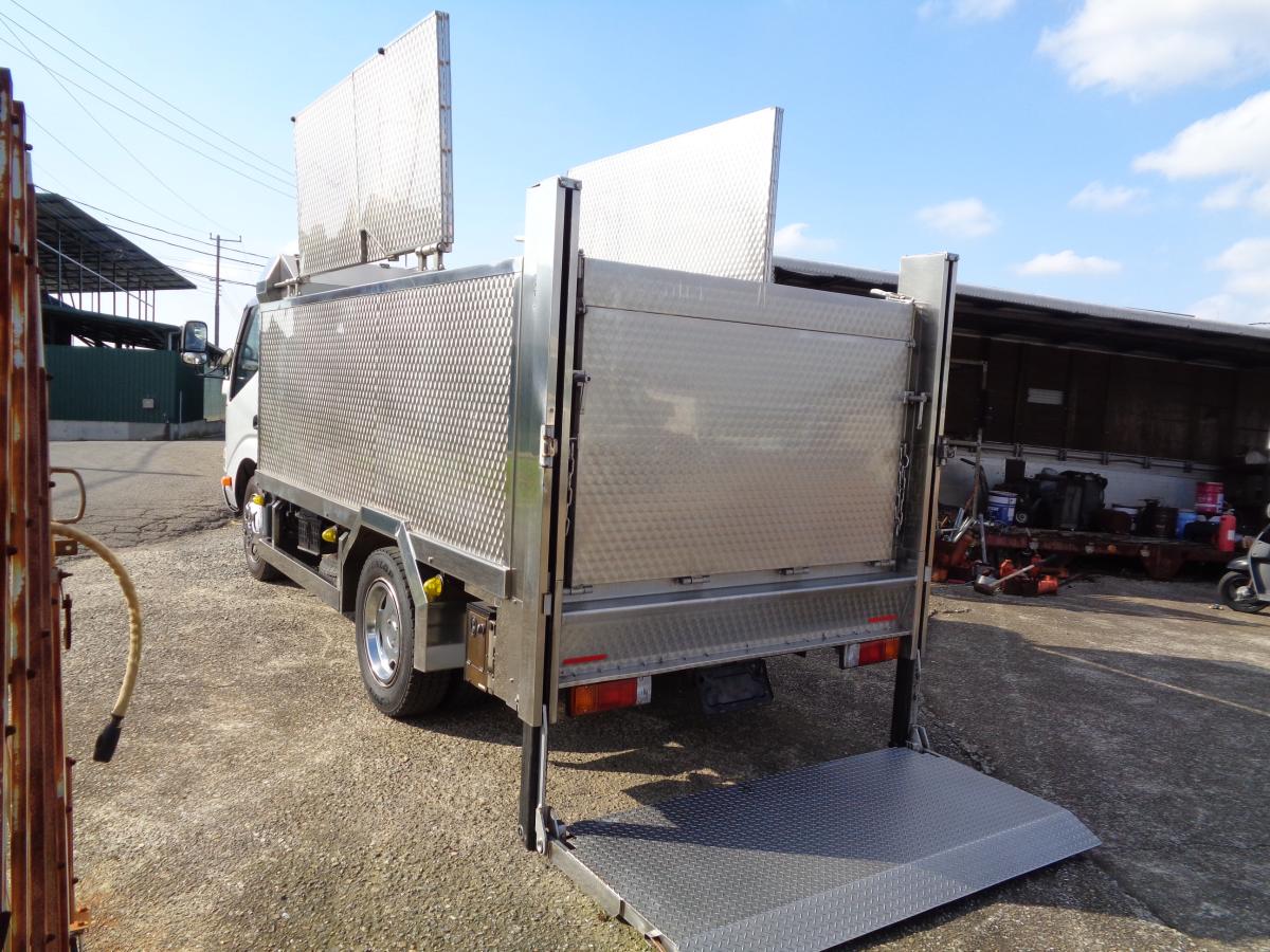 デュトロ活魚運搬車平成27年垂直ゲート総ステンレス特注ボディ|中古トラックの販売・買取・査定のアイナビ