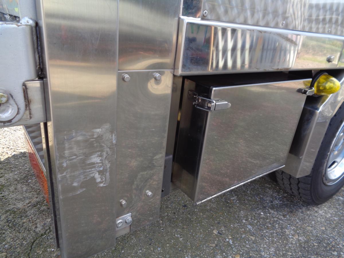 デュトロ活魚運搬車平成27年垂直ゲート総ステンレス特注ボディ|中古トラックの販売・買取・査定のアイナビ